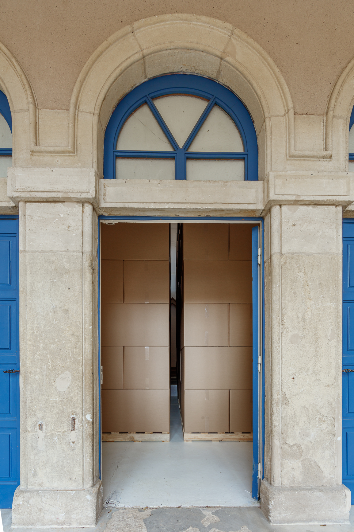Merlin Carpenter, archive élastique, 2020. Wooden pallets, cardboard boxes, packing tape, dimensions variable. View of the exhibition archive élastique by Merlin Carpenter, CAC-La synagogue de Delme, 2020.