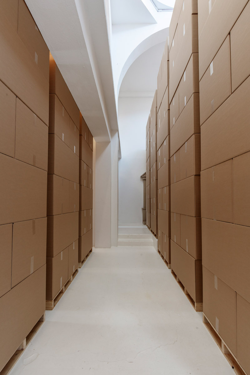 Merlin Carpenter, archive élastique, 2020. Wooden pallets, cardboard boxes, packing tape, dimensions variable. View of the exhibition archive élastique by Merlin Carpenter, CAC-La synagogue de Delme, 2020. Photo: OH Dancy.