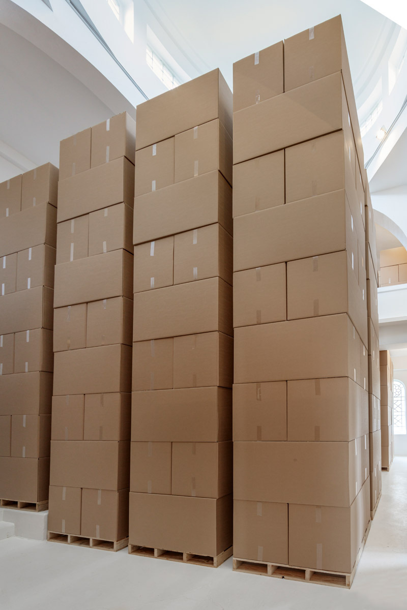 Merlin Carpenter, archive élastique, 2020. Wooden pallets, cardboard boxes, packing tape, dimensions variable. View of the exhibition archive élastique by Merlin Carpenter, CAC-La synagogue de Delme, 2020. Photo: OH Dancy.