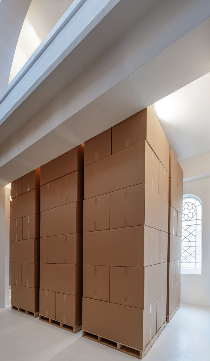 Merlin Carpenter, archive élastique, 2020. Wooden pallets, cardboard boxes, packing tape, dimensions variable. View of the exhibition archive élastique by Merlin Carpenter, CAC-La synagogue de Delme, 2020. Photo: OH Dancy.