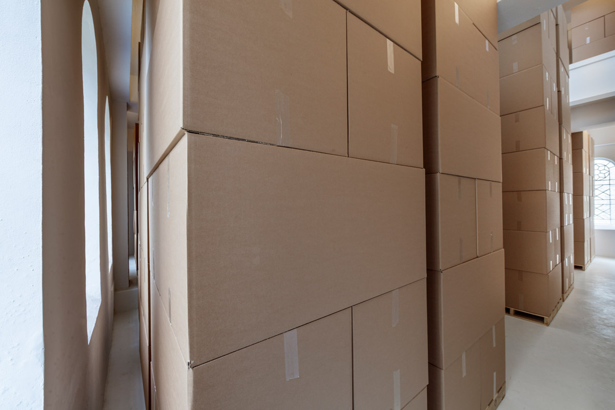 Merlin Carpenter, archive élastique, 2020. Wooden pallets, cardboard boxes, packing tape, dimensions variable. View of the exhibition archive élastique by Merlin Carpenter, CAC-La synagogue de Delme, 2020. Photo: OH Dancy.