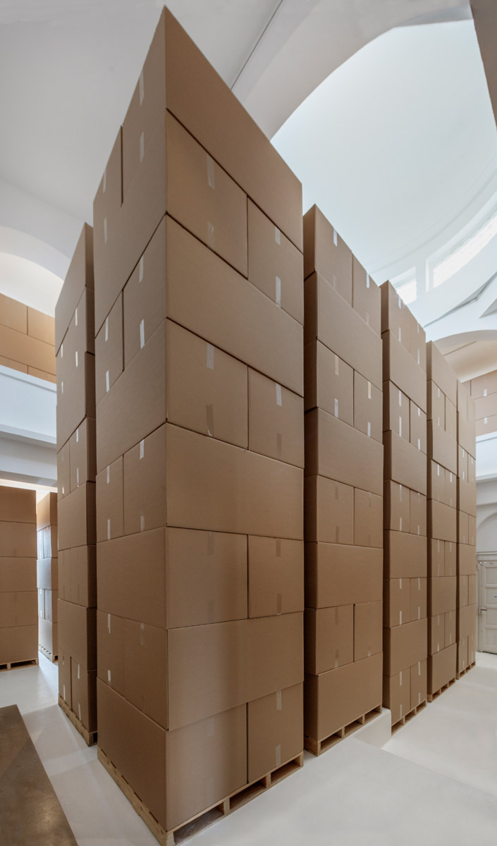 Merlin Carpenter, archive élastique, 2020. Wooden pallets, cardboard boxes, packing tape, dimensions variable. View of the exhibition archive élastique by Merlin Carpenter, CAC-La synagogue de Delme, 2020. Photo: OH Dancy.