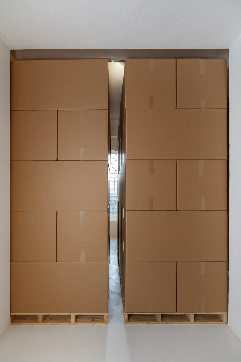 Merlin Carpenter, archive élastique, 2020. Wooden pallets, cardboard boxes, packing tape, dimensions variable. View of the exhibition archive élastique by Merlin Carpenter, CAC-La synagogue de Delme, 2020. Photo: OH Dancy.