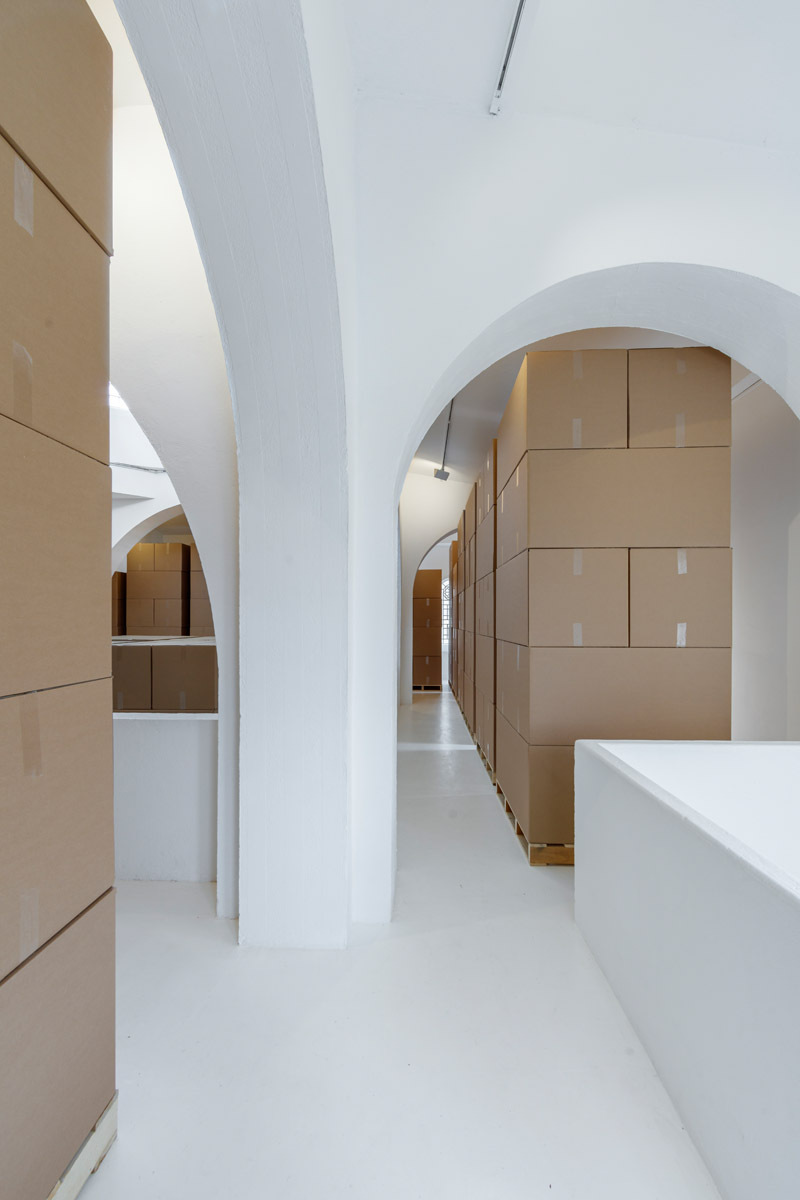 Merlin Carpenter, archive élastique, 2020. Wooden pallets, cardboard boxes, packing tape, dimensions variable. View of the exhibition archive élastique by Merlin Carpenter, CAC-La synagogue de Delme, 2020. Photo: OH Dancy.