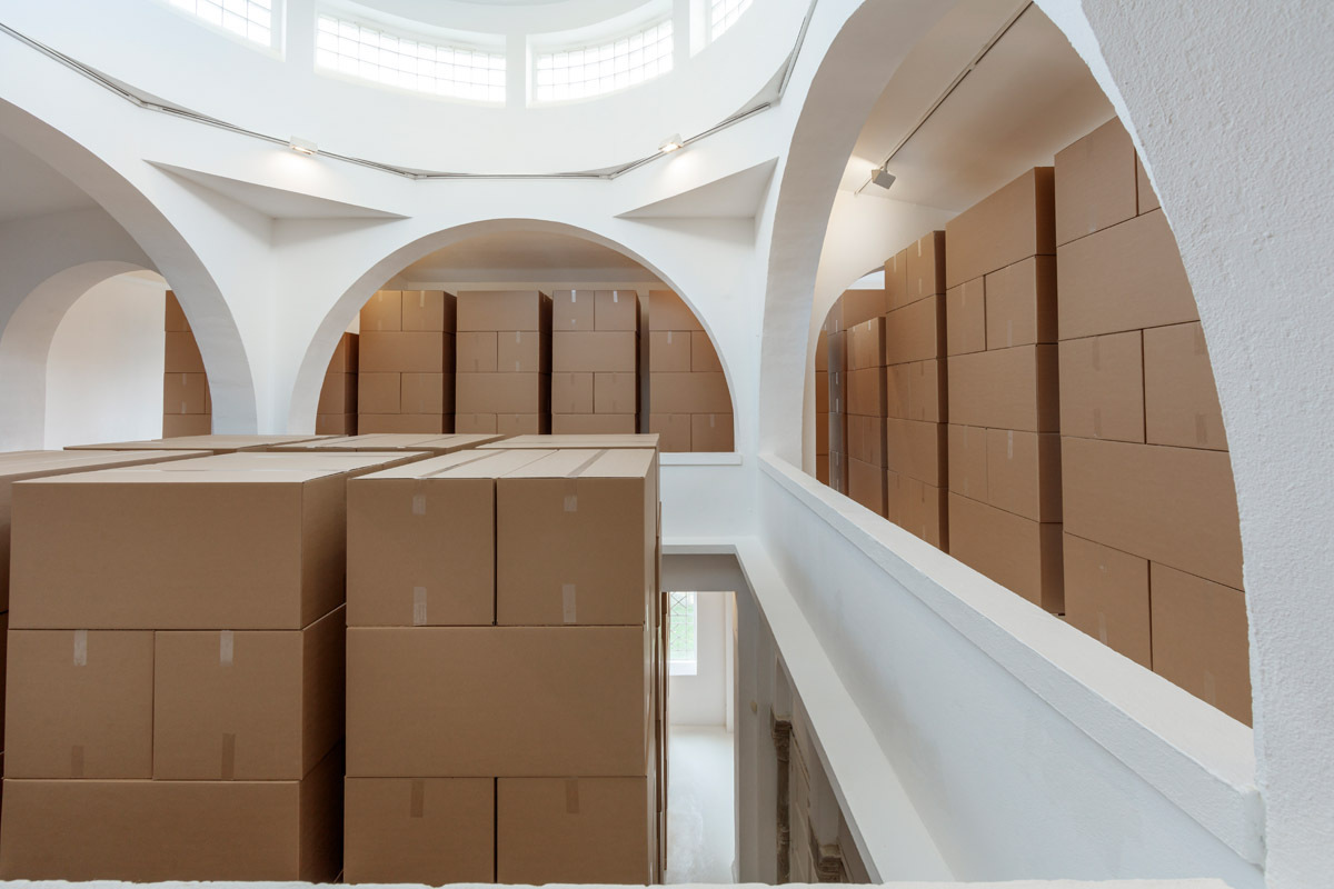 Merlin Carpenter, archive élastique, 2020. Wooden pallets, cardboard boxes, packing tape, dimensions variable. View of the exhibition archive élastique by Merlin Carpenter, CAC-La synagogue de Delme, 2020. Photo: OH Dancy.