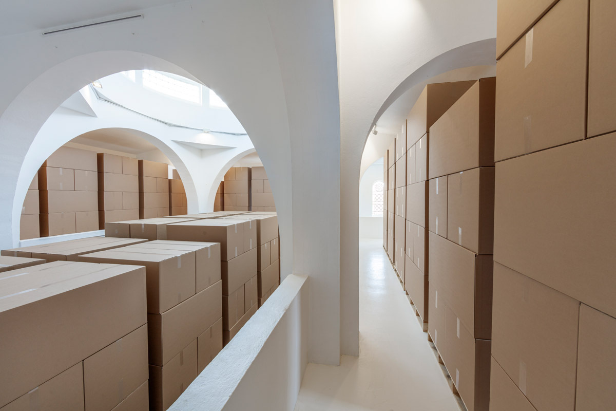 Merlin Carpenter, archive élastique, 2020. Wooden pallets, cardboard boxes, packing tape, dimensions variable. View of the exhibition archive élastique by Merlin Carpenter, CAC-La synagogue de Delme, 2020. Photo: OH Dancy.