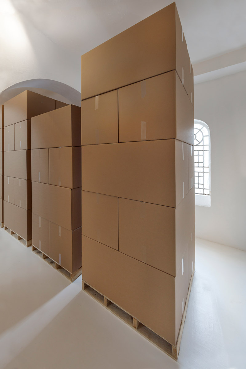 Merlin Carpenter, archive élastique, 2020. Wooden pallets, cardboard boxes, packing tape, dimensions variable. View of the exhibition archive élastique by Merlin Carpenter, CAC-La synagogue de Delme, 2020. Photo: OH Dancy.