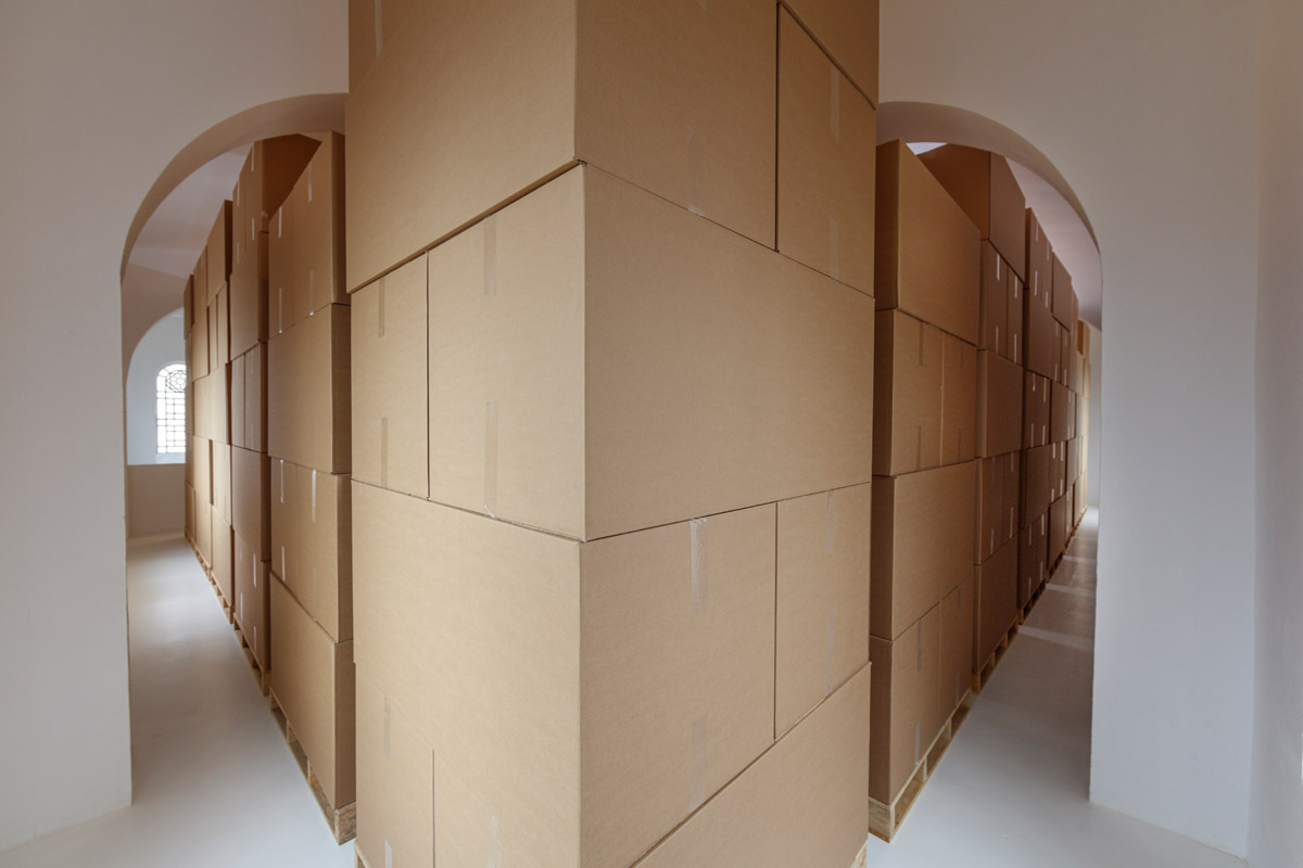 Merlin Carpenter, archive élastique, 2020. Wooden pallets, cardboard boxes, packing tape, dimensions variable. View of the exhibition archive élastique by Merlin Carpenter, CAC-La synagogue de Delme, 2020. Photo: OH Dancy.