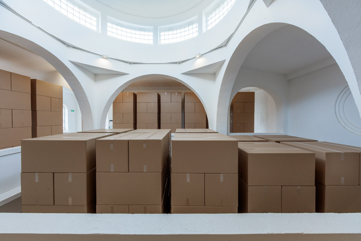 Merlin Carpenter, archive élastique, 2020. Wooden pallets, cardboard boxes, packing tape, dimensions variable. View of the exhibition archive élastique by Merlin Carpenter, CAC-La synagogue de Delme, 2020. Photo: OH Dancy.