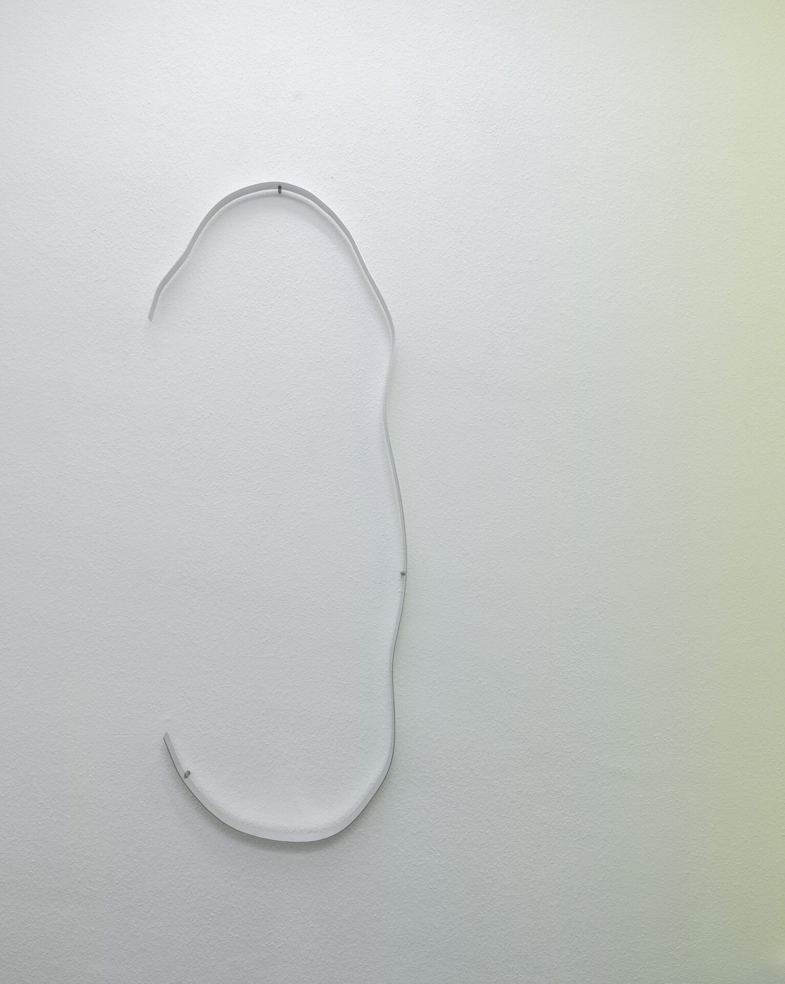 Pauline Cordier, Tamis Misat # 4, aluminium / granit sand, 138x51x3cm (54.3x20x1.2 inches), 2020