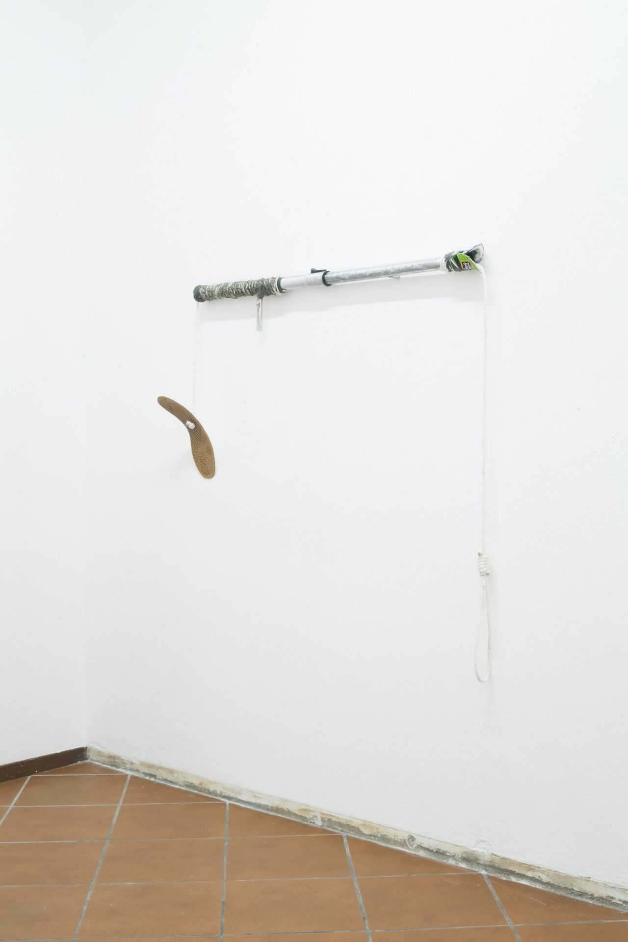 Alessandro Polo Accalappiacigni - oggetto di scena 100x10x5 cm telescopic tube, shelf brackets, metal caps, paper mache, glue, synthetic ropes and rubber sole 2020