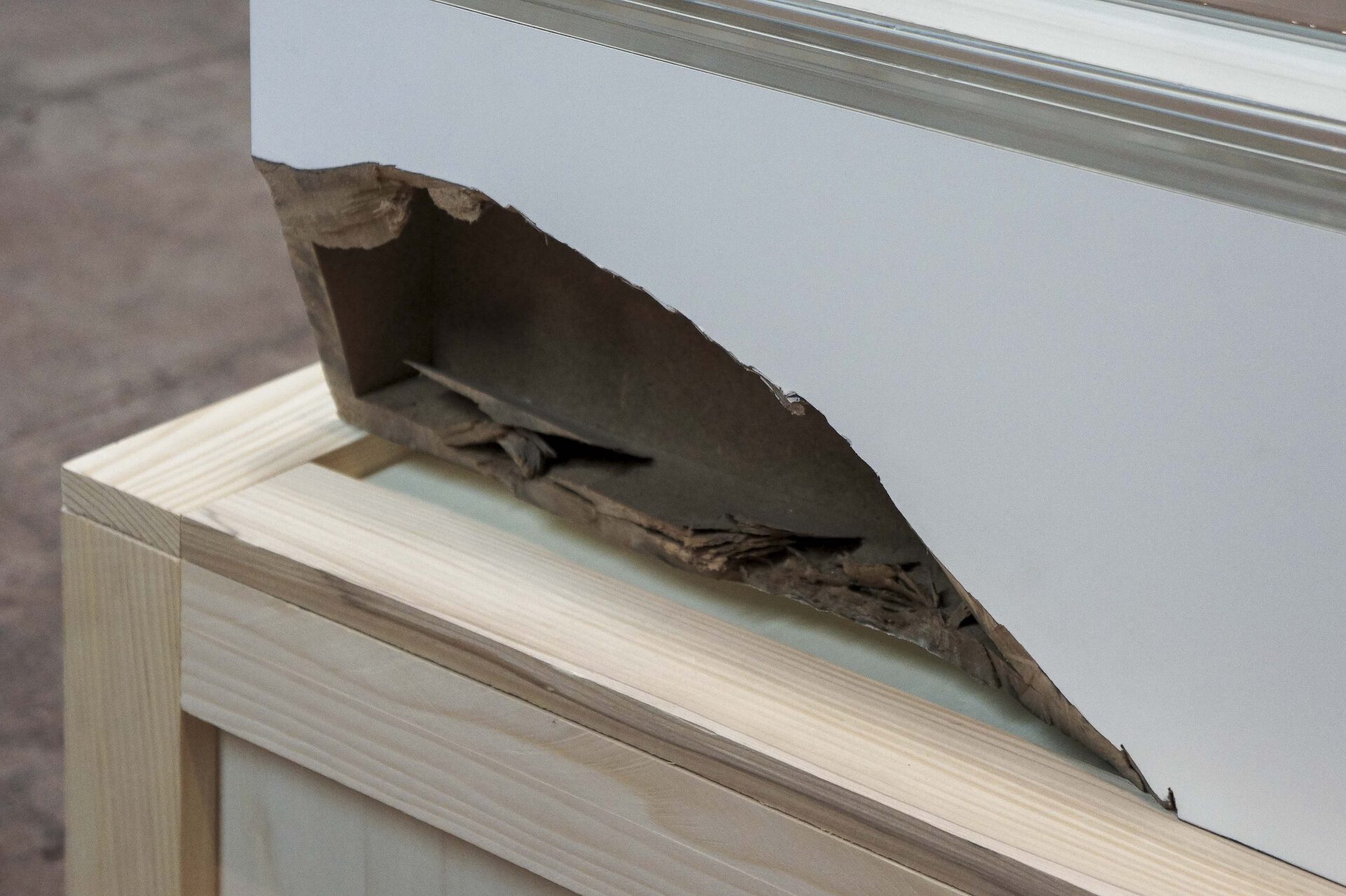 Broken Pedestal (09-27-2020 composition: medium, extra white glass, glycerin, borosilicate glass), 2020 Medium, extra white glass, glycerin, borosilicate glass 21 x 130 x 10 cm Installed on Broken Pedestal, Transport Crate, 2020 Fir, poplar, extruded polystyrene, stainless steel 28,6 x 139,6 x 19,6 cm (Details)