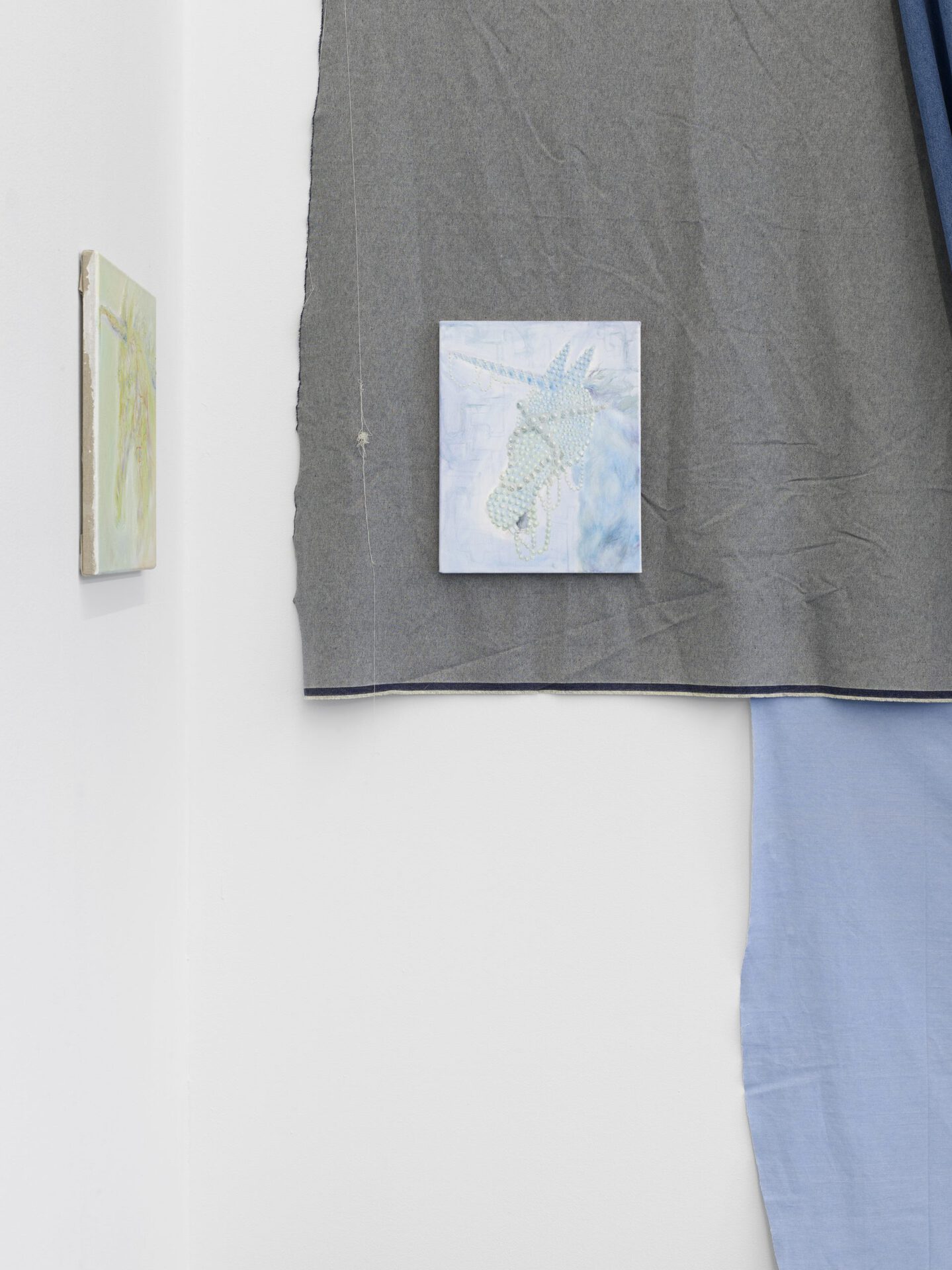 Alison Yip, Weekender, 2020 oil on canvas, 31 x 39 cm und Realismus I, 2020 Öl auf Leinwand, 31 x 39 cm, exhibition view, Dortmunder Kunstverein  Photo: Simon Vogel