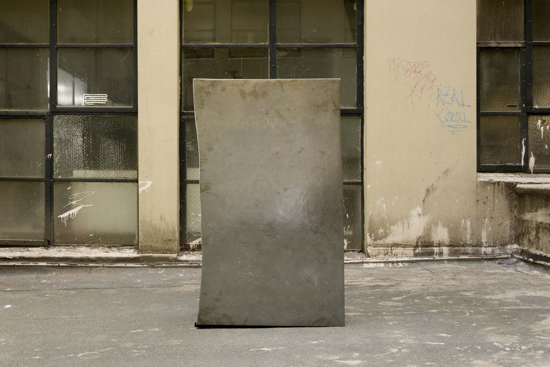 Augusta Vinall-Richardson, Untitled (Piece I), 2020 Mild steel, plastic packers, handmade boilermaker’s steel wedge 121 x 171 x 10 cm.