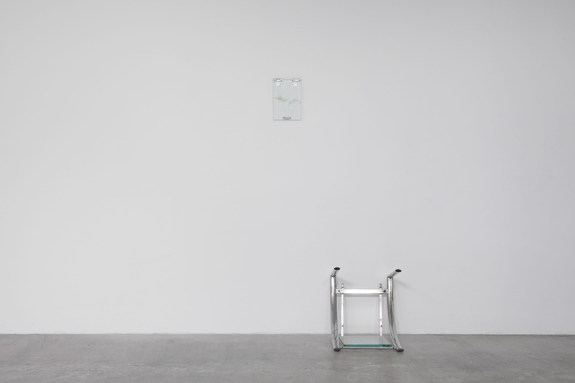 Maarten Van Roy, Stellar Blade (Bright Spruce), 2021, Glass, steel; Capri Reprise, 2020-2021, Chromed steel, glass