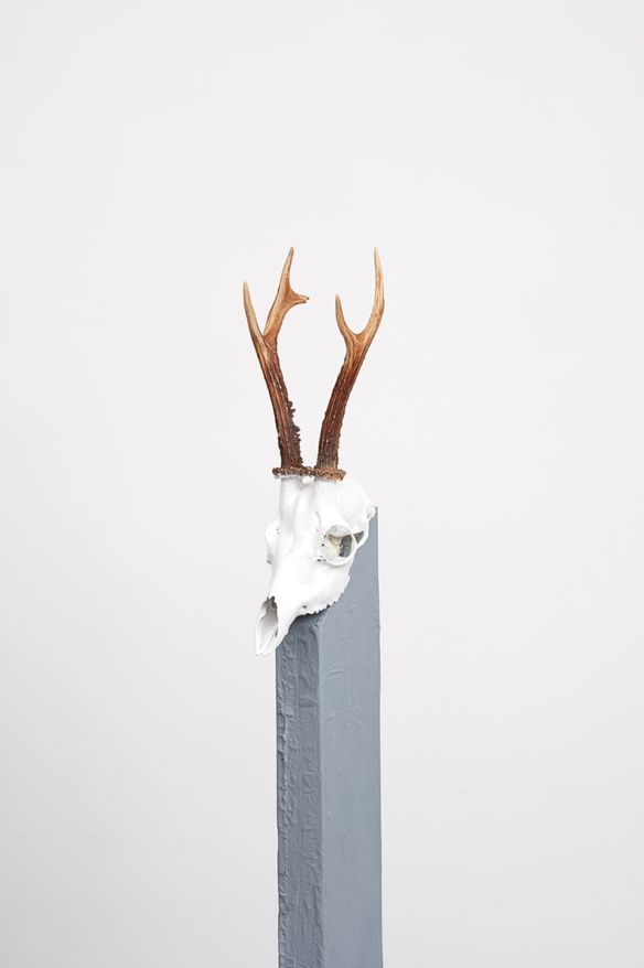 JIMMIE DURHAM  Remnant, 2017 Bone, horn, wood, metal, enamel paint, acrylic paint, cotton, glue 147 x 61 x 61 cm Courtesy Christine König Galerie, Vienna and the artist