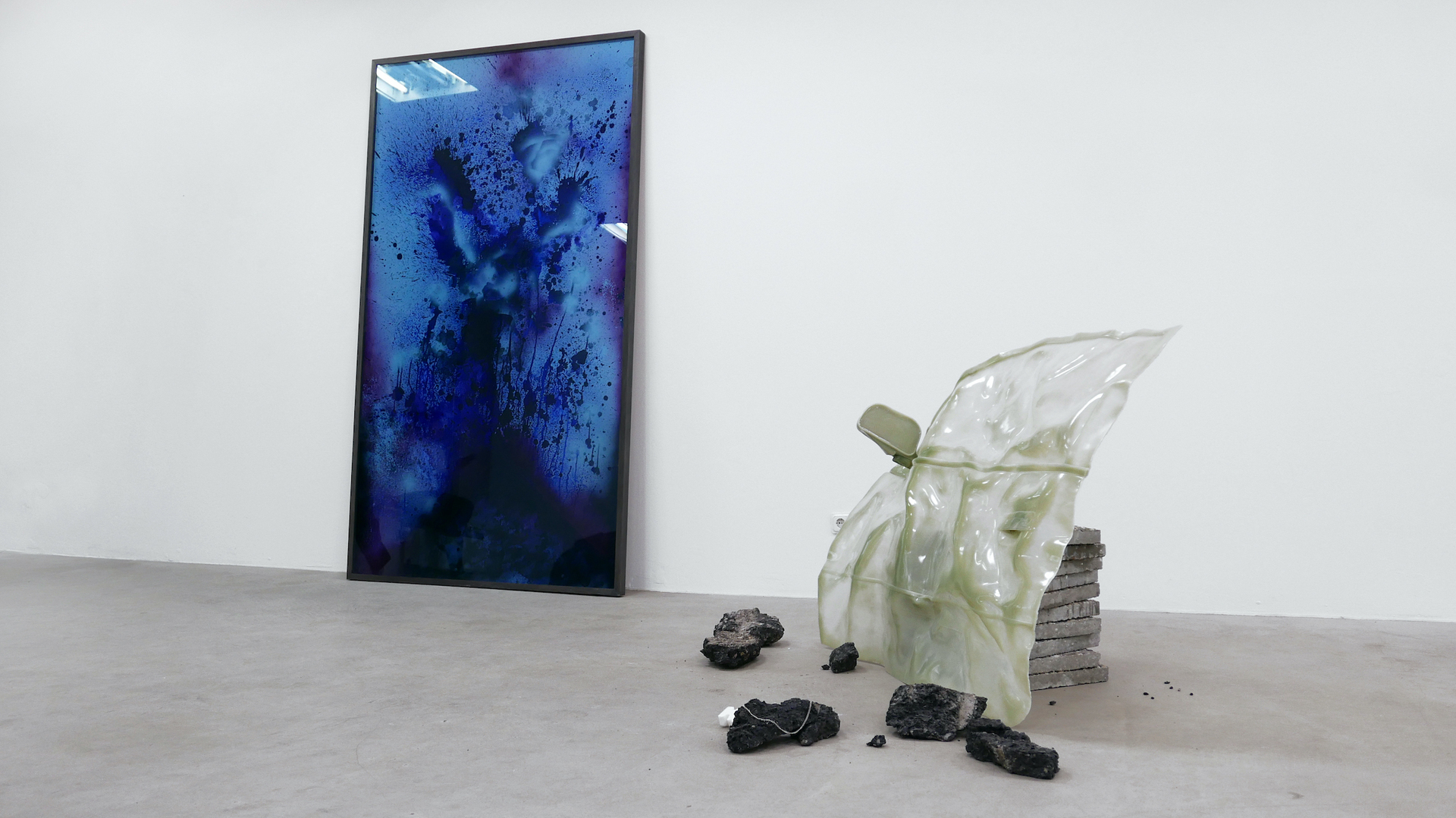 left: Bettina Scholz, Disappearance/Reappearance (nach Deathprod), 2020, Spray Colour, Tint, Acrylic Glass, 232x132cm; right: Konrad Hanke, Doublebind - that empty side, 2020, epoxy, glass, pavement, 105x130xx21cm