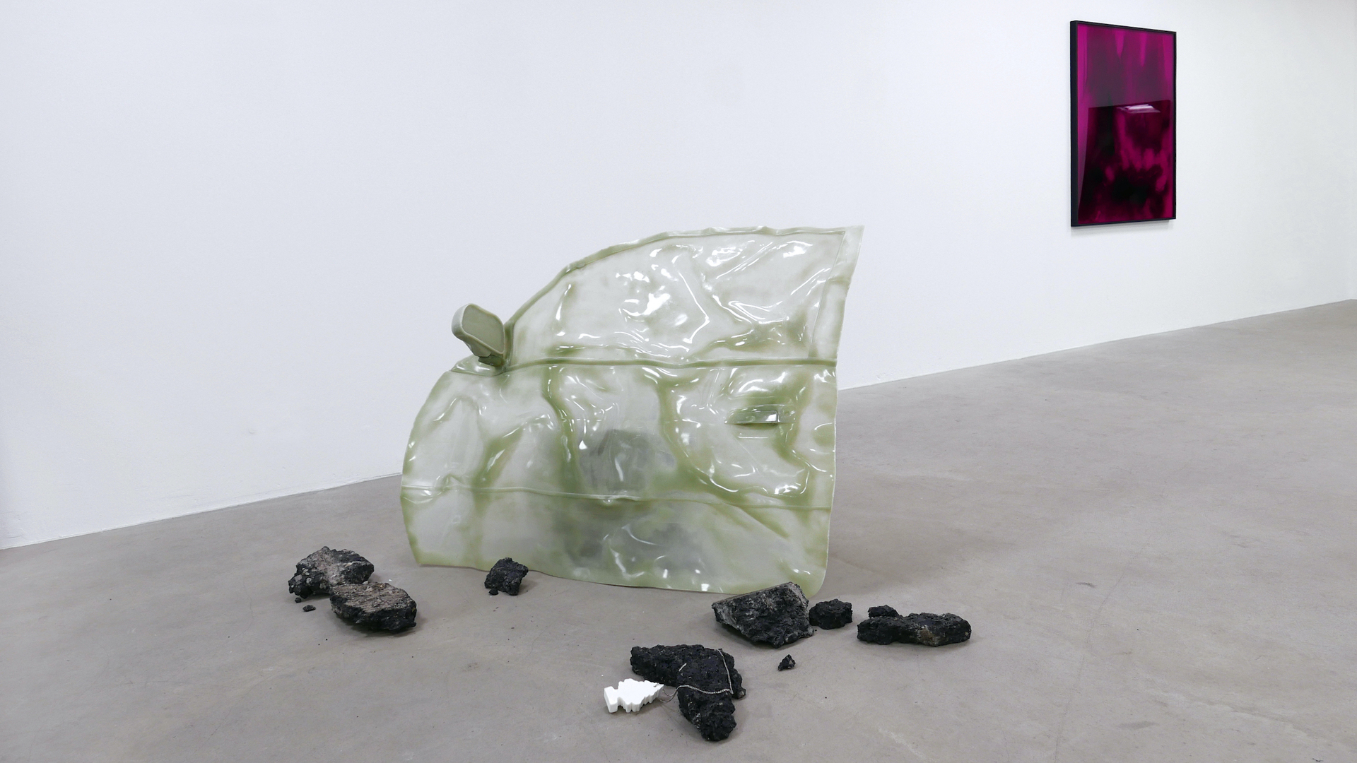 Konrad Hanke, Doublebind - that empty side, 2020, epoxy, glass, pavement, 105x130xx21cm