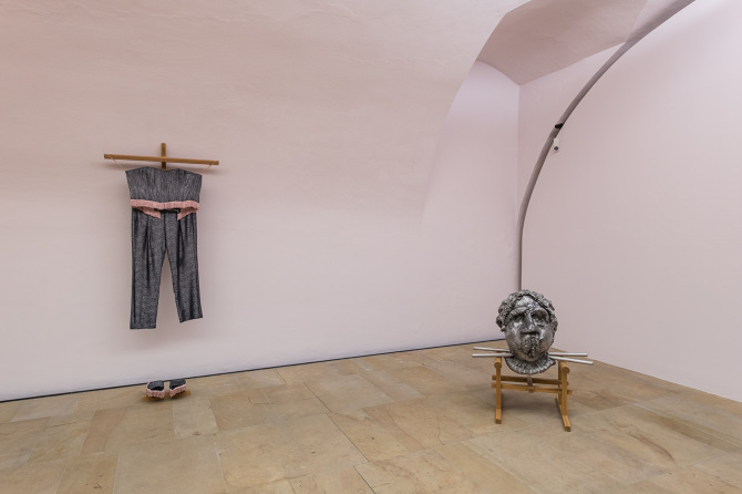 Mike Bourscheid, "This is how I imagine love" (Detail), 2015-2018, Courtesy the artist, Ausstellungsansicht "Pisces and Capricorns", Kunstpalais, Erlangen, 2020/21, Foto: Kilian Reil