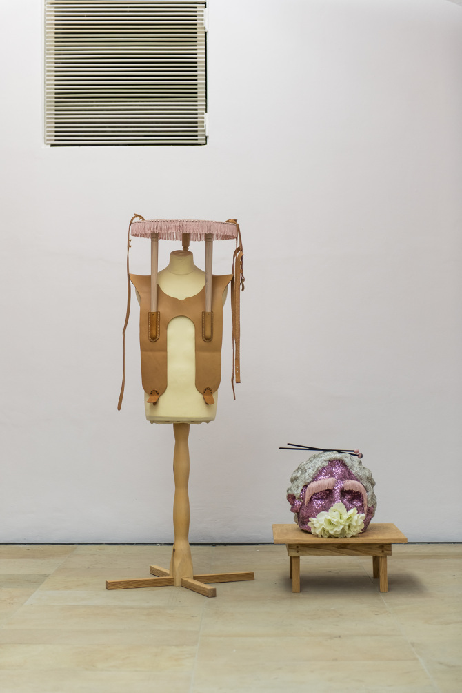 Mike Bourscheid, "This is how I imagine love" (Detail), 2015-2018, Courtesy the artist, Ausstellungsansicht "Pisces and Capricorns", Kunstpalais, Erlangen, 2020/21, Foto: Kilian Reil