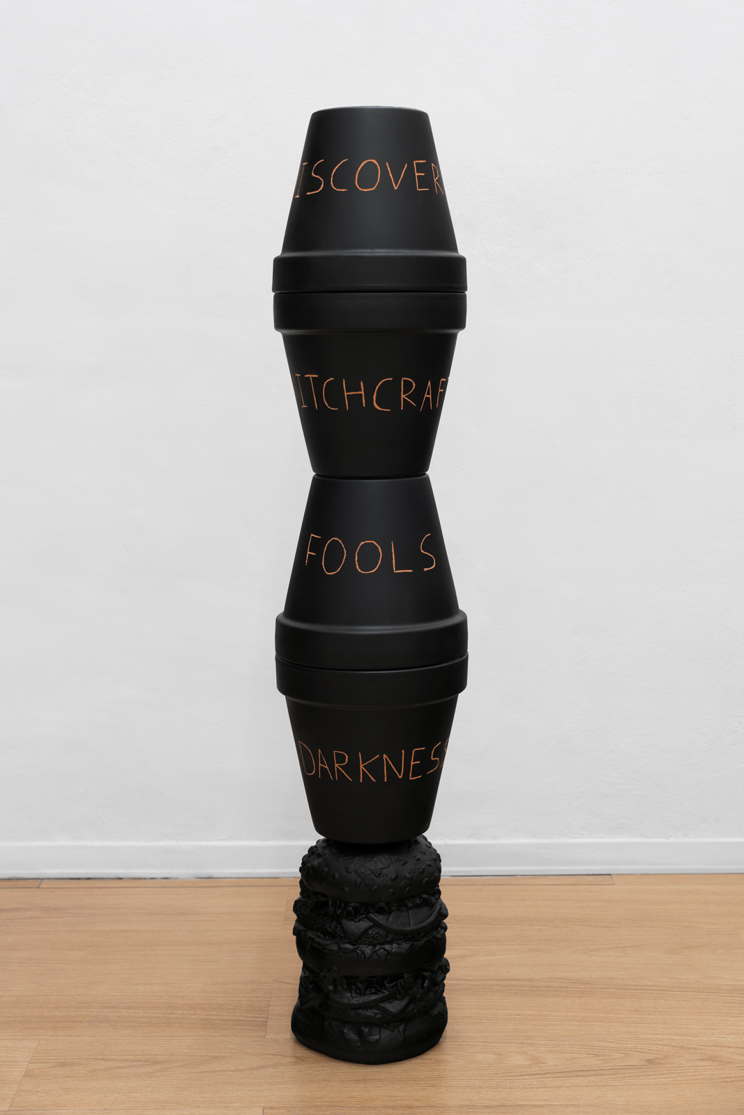 Jason Gomez, Discovery Stack, 2020 Terracotta pots on ceramic hamburger, enamel, 25x125 cm