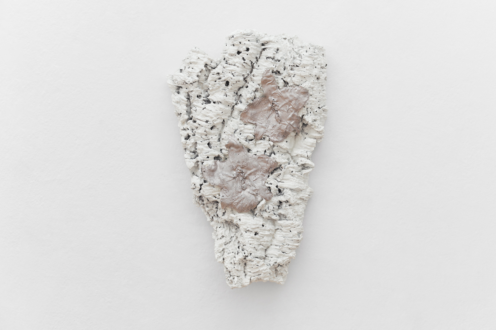 Jason Gomez, C. Bow Bells, 2020 Pigmen, acrylic, bark, enamel, 50x31x7 cm