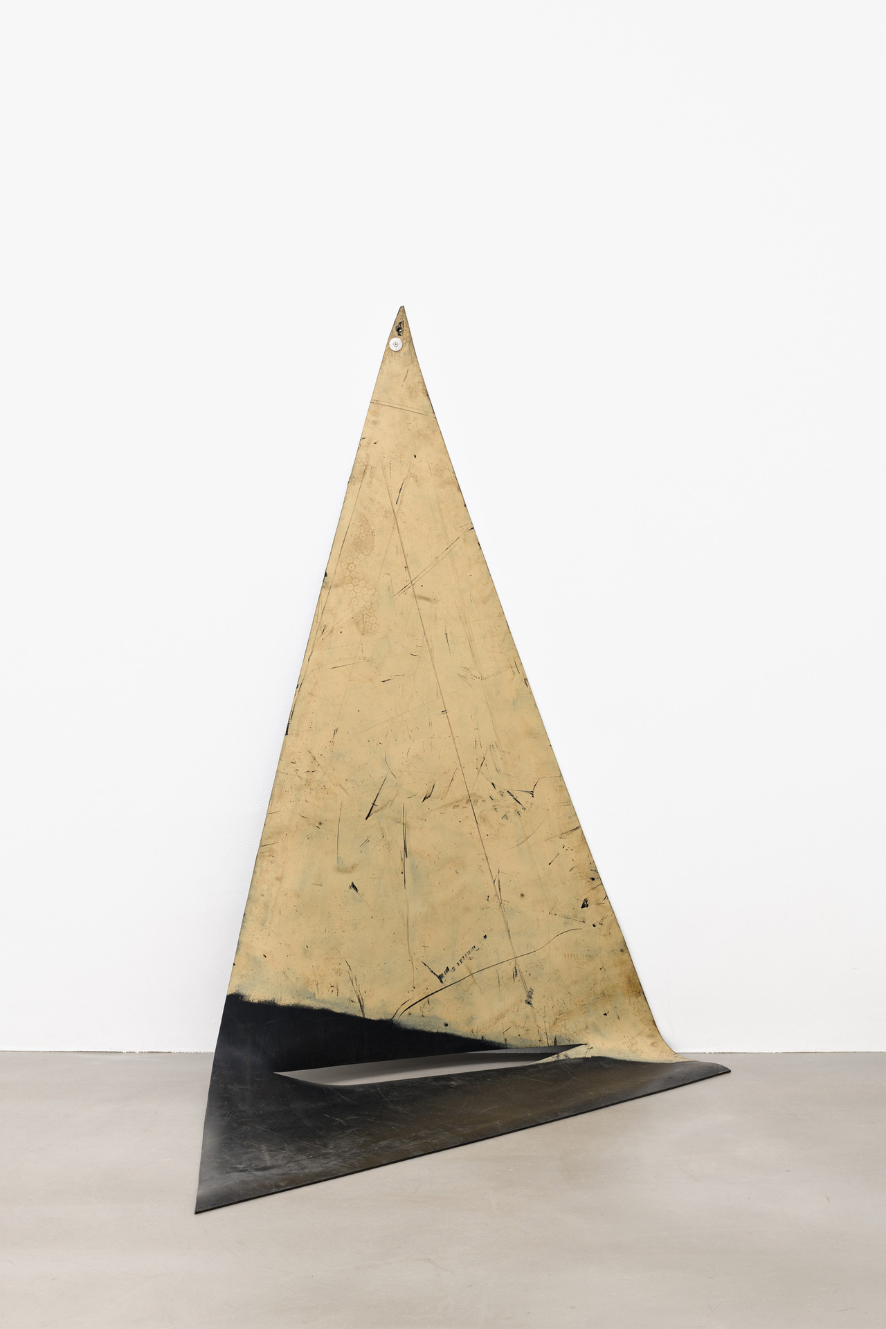 Thea Moeller, Beach Road Scissors #3, 2021, rubber, lacquer, 165 × 109 × 104 cm