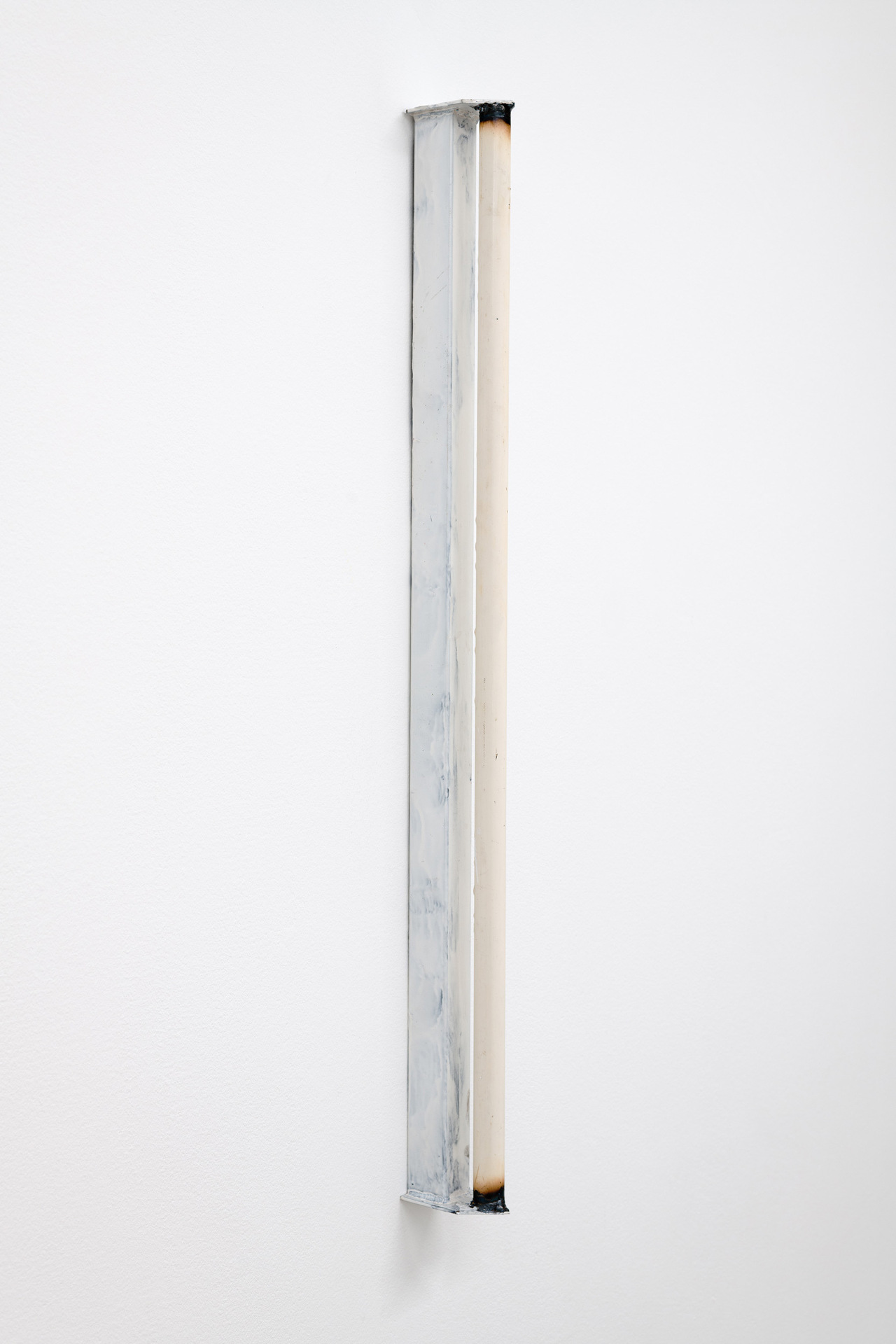 Thea Moeller, Neon 2, 2019, steel, lacquer, 94 × 6 × 10 cm