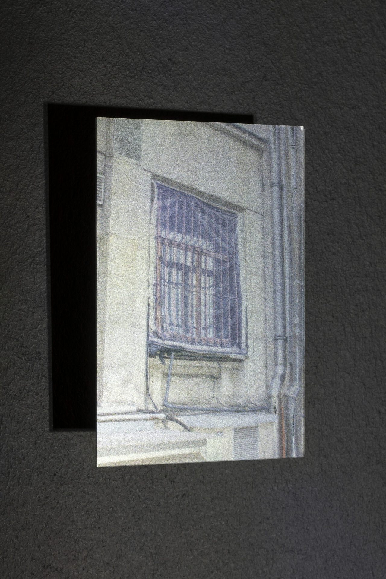 Arnaud Eubelen, Perpetuated Illusions (window skin) 10x15 - 2020 Flatbed print on mirror - ball joint