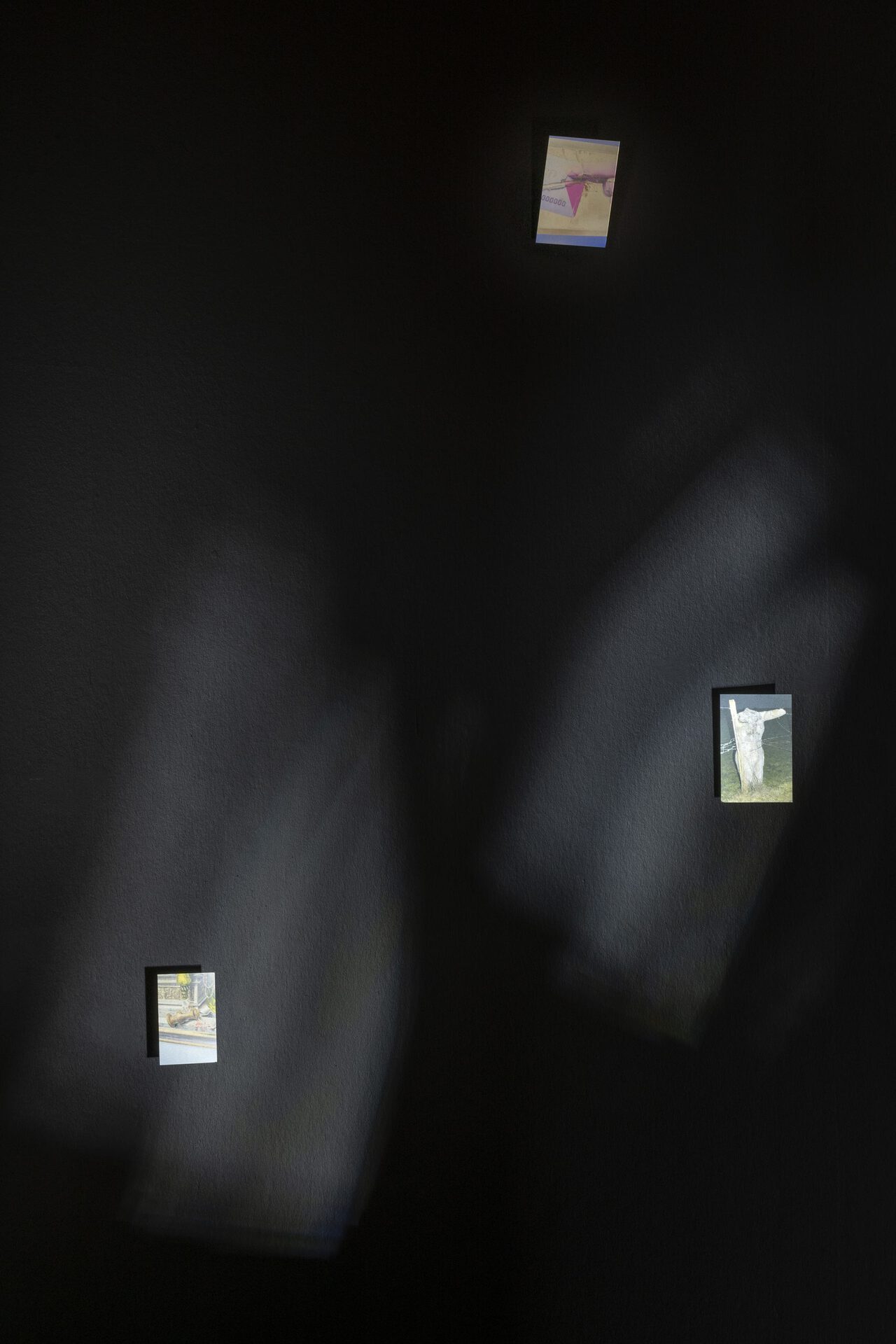 Arnaud Eubelen, Perpetuated Illusions (photo serie x16) 10x15 (x5) 13 x 19,5 (x5) 15 x 22,5 (x5) 17 x 25,5 (x1) - 2020 Flatbed print on mirror - ball joint
