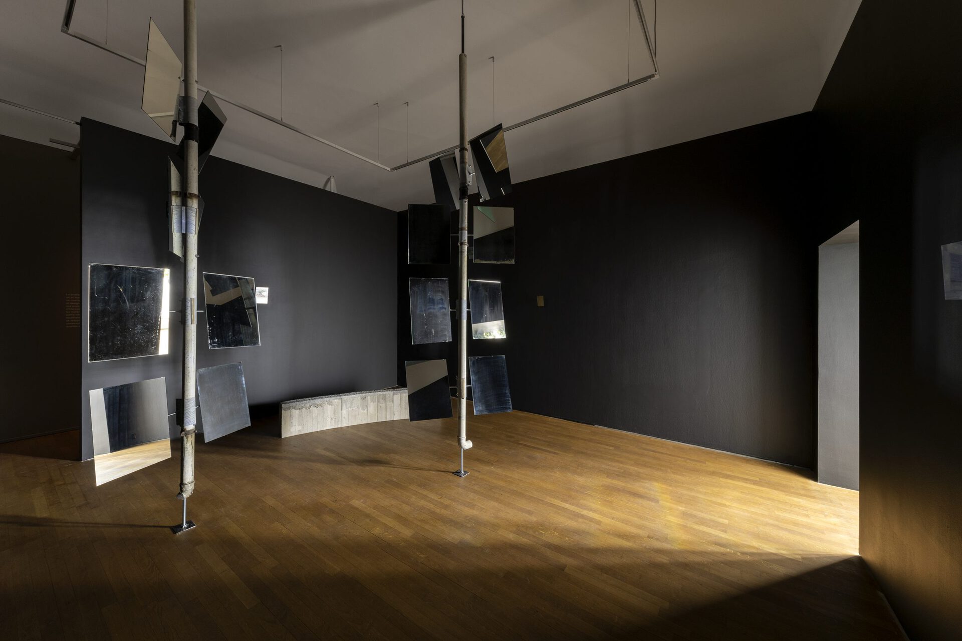 Arnaud Eubelen, Surrounding Reflection System (mirror column) 4000 x 70 x 50 - 2020 PVC tube - threaded rod - mirror - hanging system