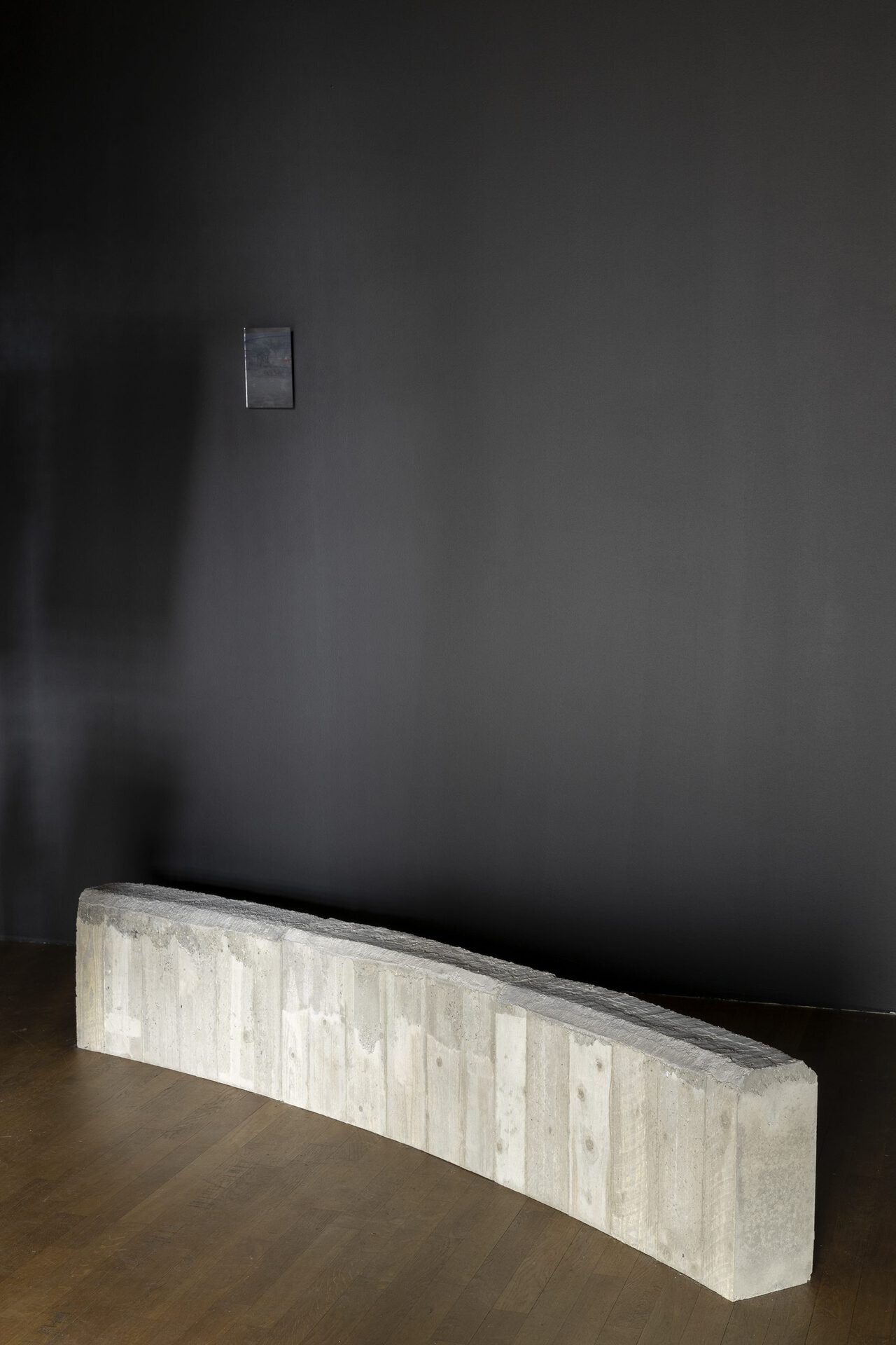 Arnaud Eubelen, Lost Wall (concrete bench) 2300 x 17 x 40 - 2020 Concrete - EPS foam - threaded rod