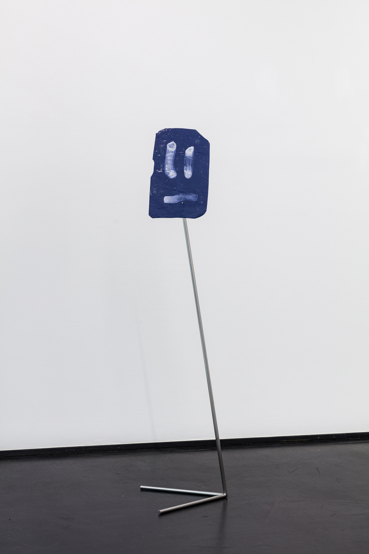Body, 2019, porcelain, cobalt carbonate, black iron oxide, white under glaze, transparent glaze, 42 cm x 28 cm x 175 cm, installation view Jesuitenfoyer Vienna