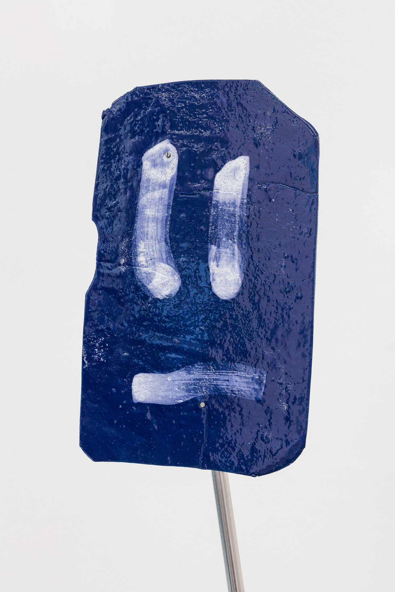Body, 2019, porcelain, cobalt carbonate, black iron oxide, white under glaze, transparent glaze, 42 cm x 28 cm x 175 cm (Detail), installation view Jesuitenfoyer Vienna