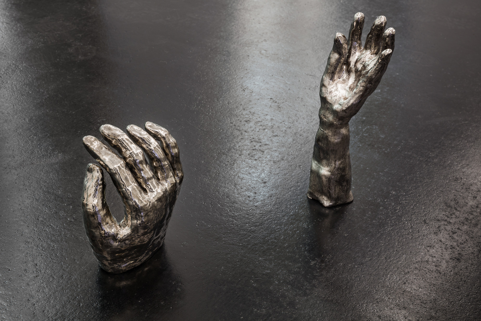 Open Body, 2020, porcelain, black pigment, transparent glaze, platinum lustre, 29 x 22 x 14,5 cm and Damp Being, 2020, brown clay, transparent glaze, platinum lustre, 45 x 13,5 x 10,5 cm, installation view Jesuitenfoyer Vienna