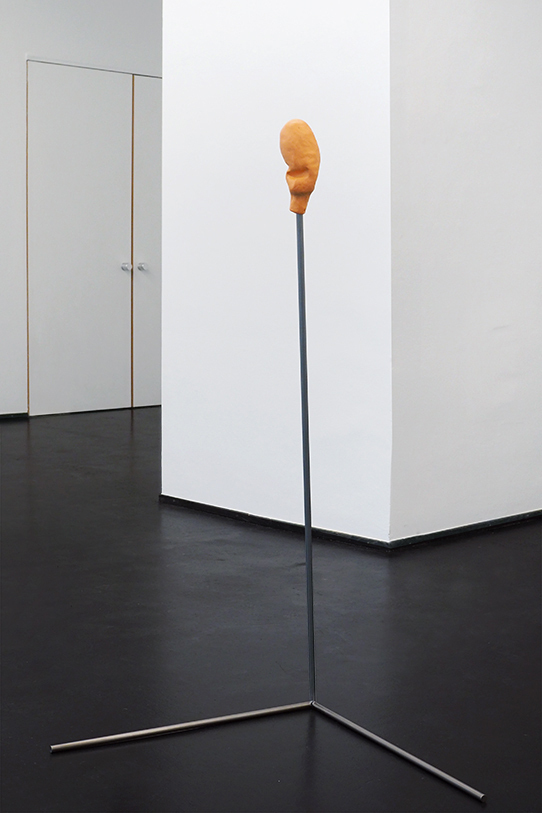 Player, 2018, porcelain, mandarin pigment, polished waxed steel, 110 cm x 50 cm x 50 cm, installation view Union, Jesuitenfoyer Vienna, 2021