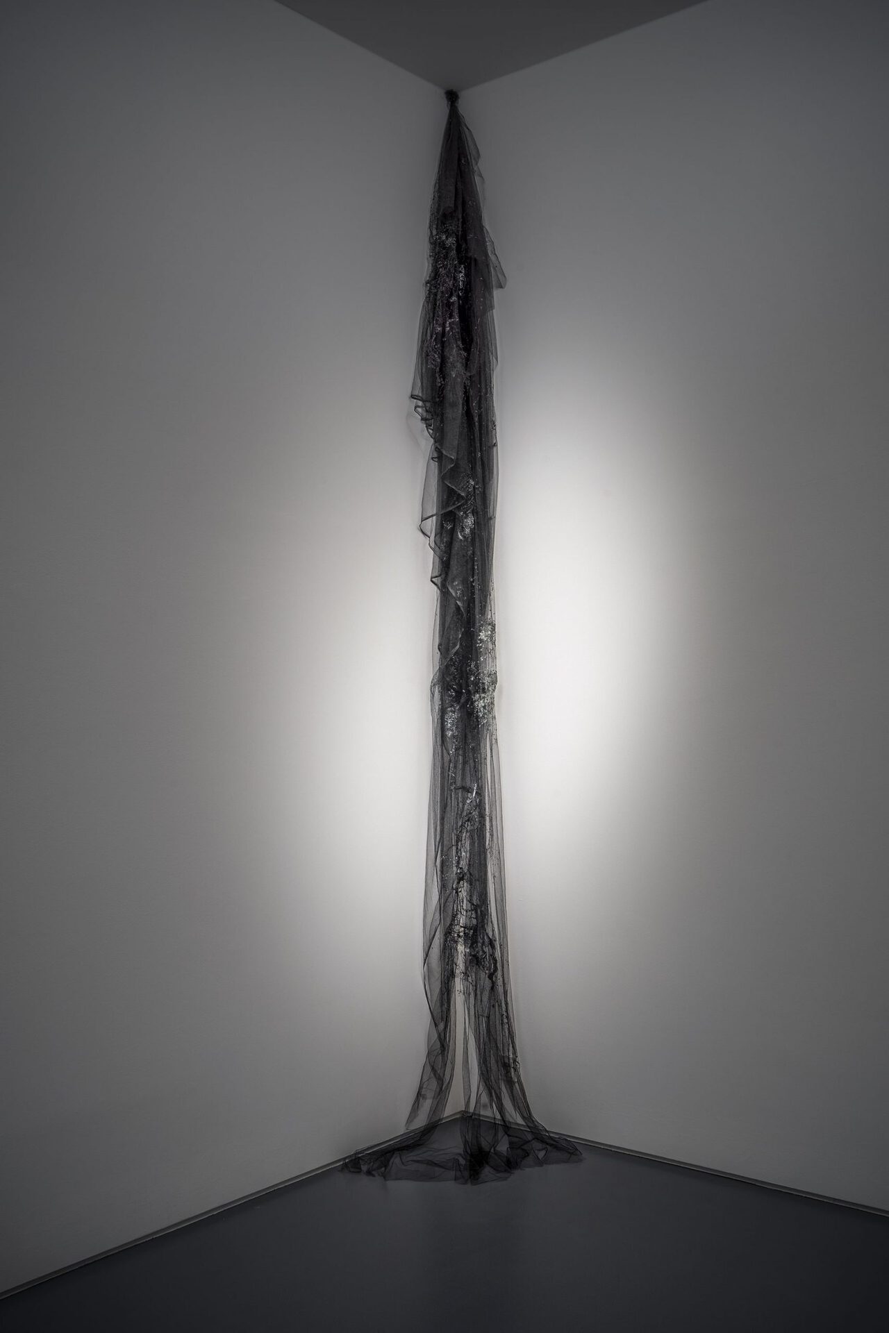 Wagehe Raufi, Untitled (black widow), 2021. Mesh, pigment, agar-agar, water-retaining granules. 365 × 23 × 23 cm (143.7 × 9.1 × 9.1 in)