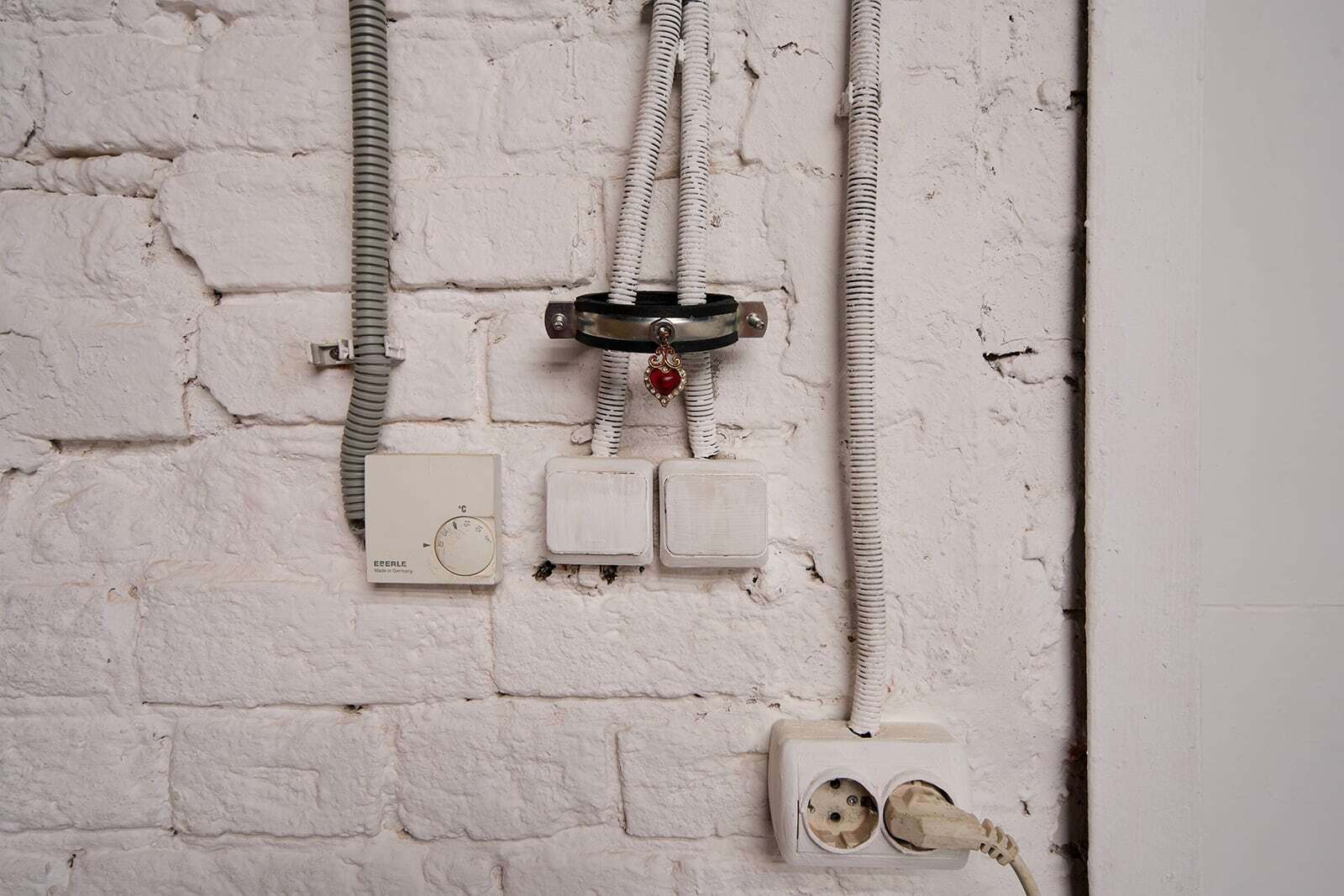 Arina Sukhankina, Cat Call, 2021, pipe grip tie, trinket, 8 x 11 x 2,5 cm