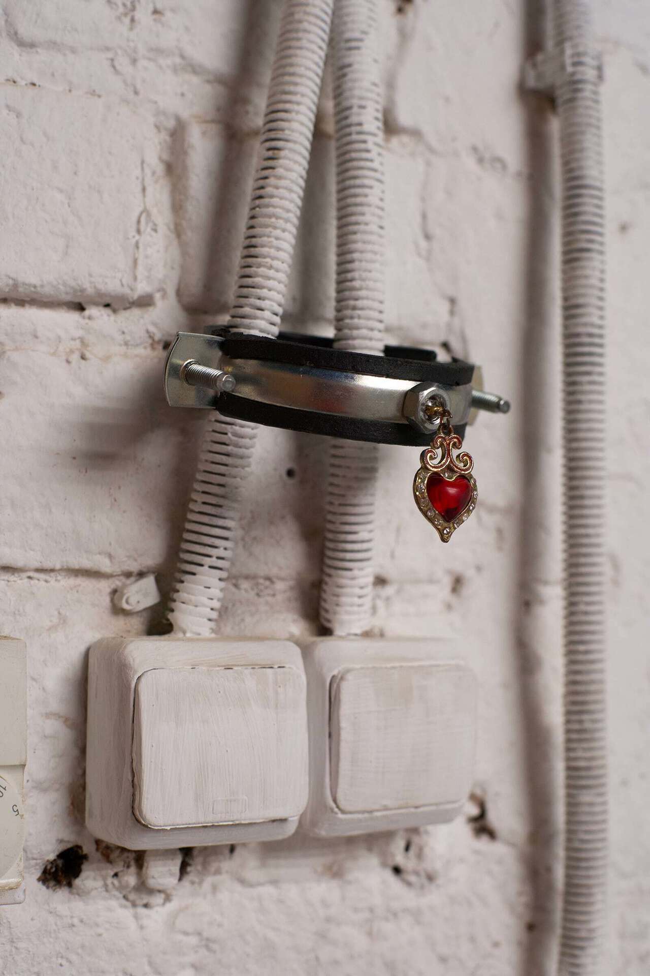 Arina Sukhankina, Cat Call, 2021, pipe grip tie, trinket, 8 x 11 x 2,5 cm