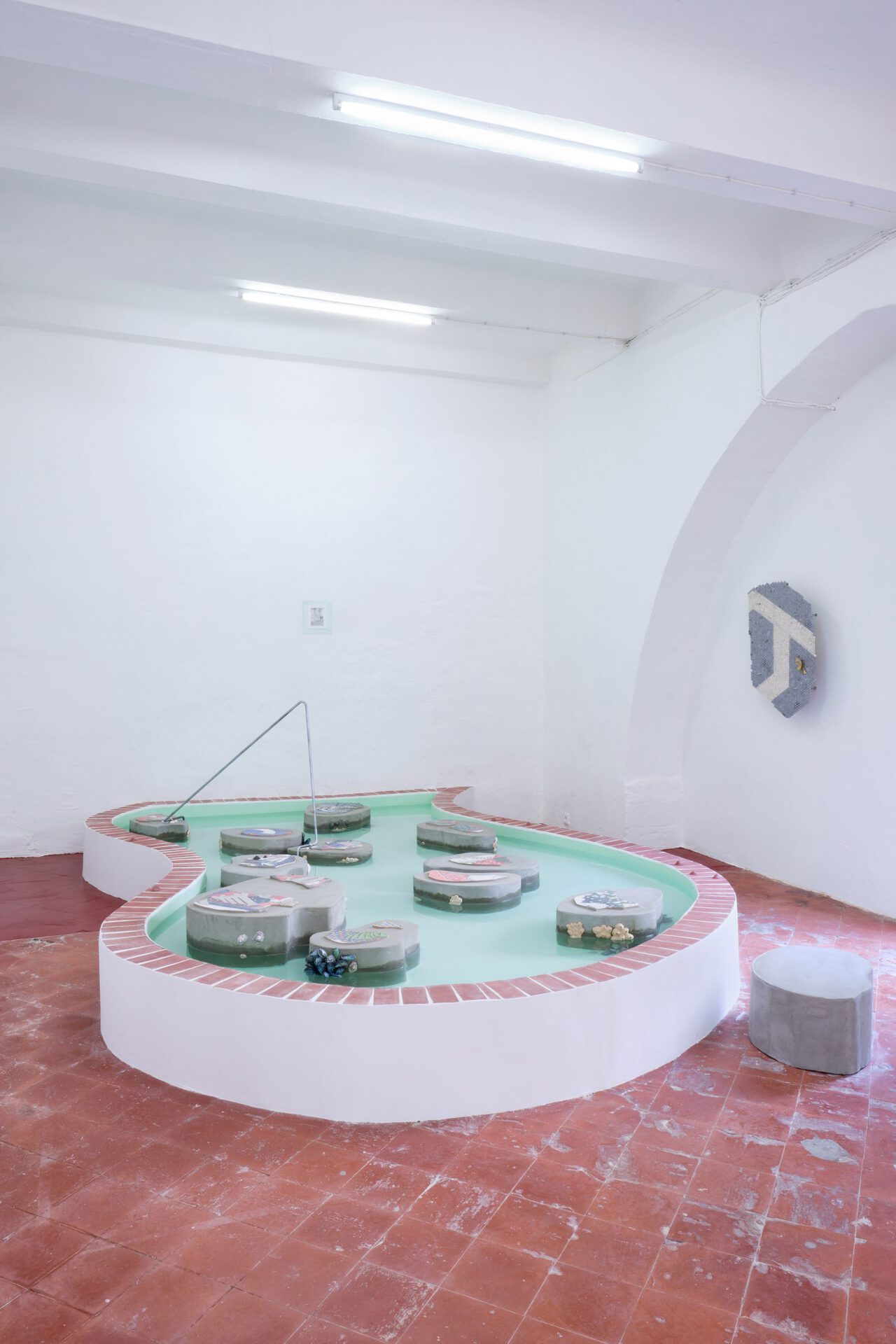 Les amnésiles, 2021, in-situ installation, concrete, ceramic, steel, 420 x 230 cm