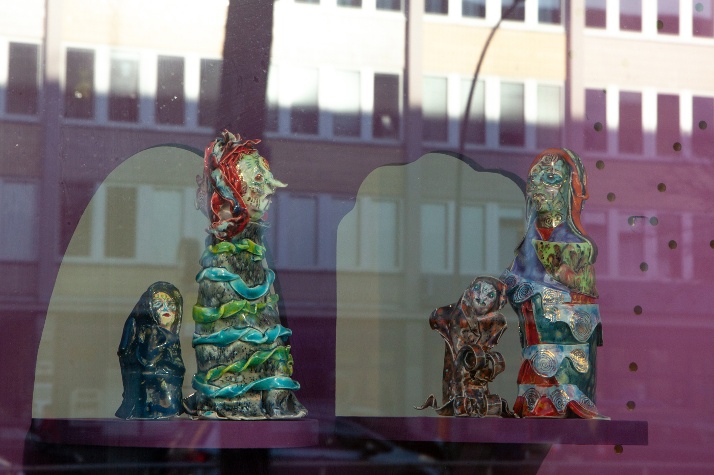 Emily Hunt, Bellermannstraße 14, 13357 Berlin, 2020 Two parts – Couple Small crone: 3 cm L x 8 cm H x 4 cm W Glazed Stoneware with paint detail Insurance value: 150 euro Janus Crone: 8 cm L x 17 cm H x 8 cm W Glazed stoneware with gold lustre