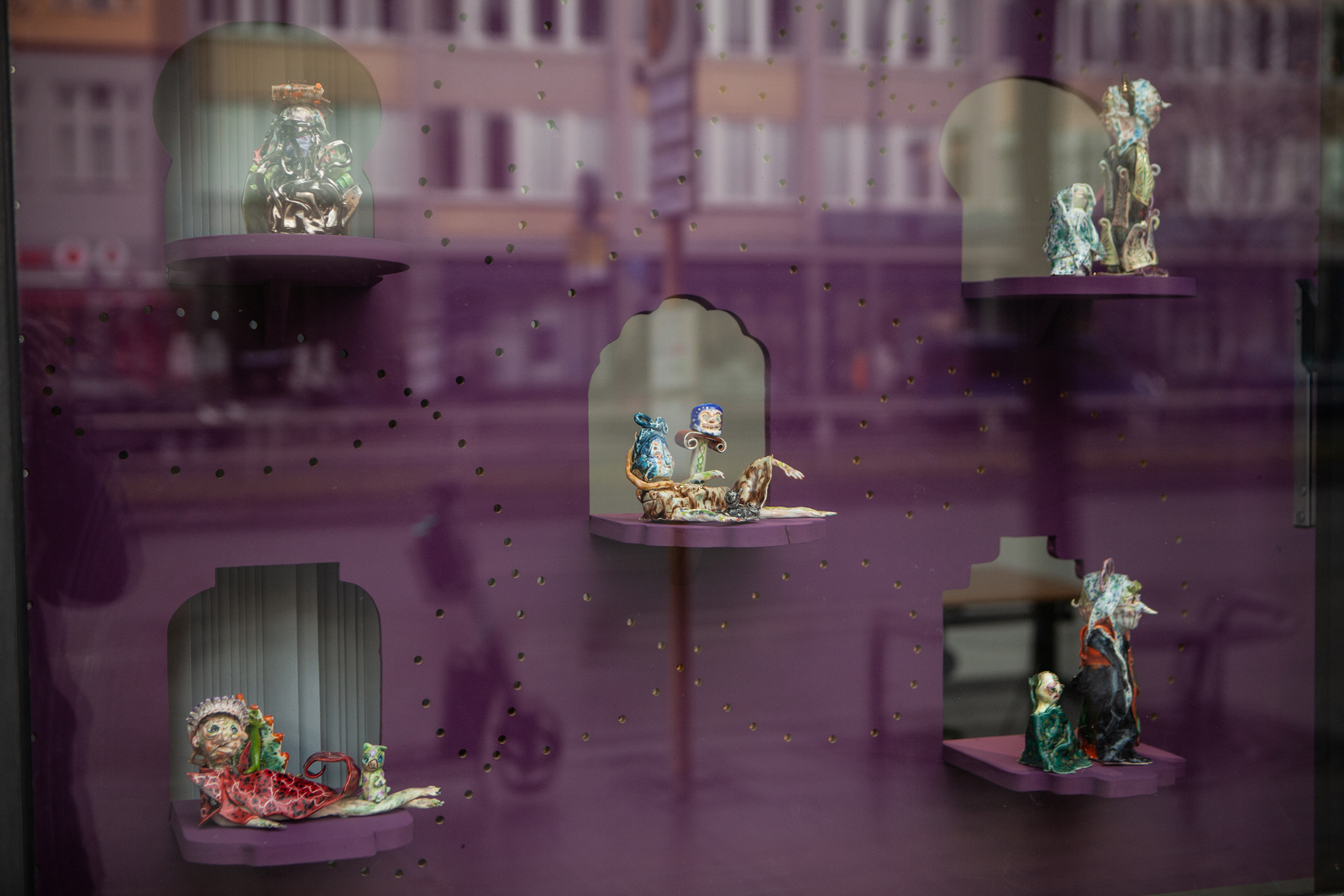 Emily Hunt, Installation window Galerie Wedding, Jobcenter ~ Aufgeladene Orte ~ Psychic Places