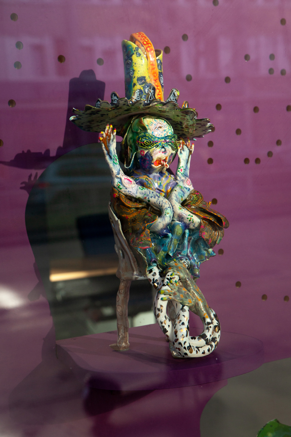Emily Hunt, 52°32'44.6"N 13°22'30.6"E,  13357 Berlin, 2020. Three Parts - Glazed Stoneware with gold lustre and paint detail