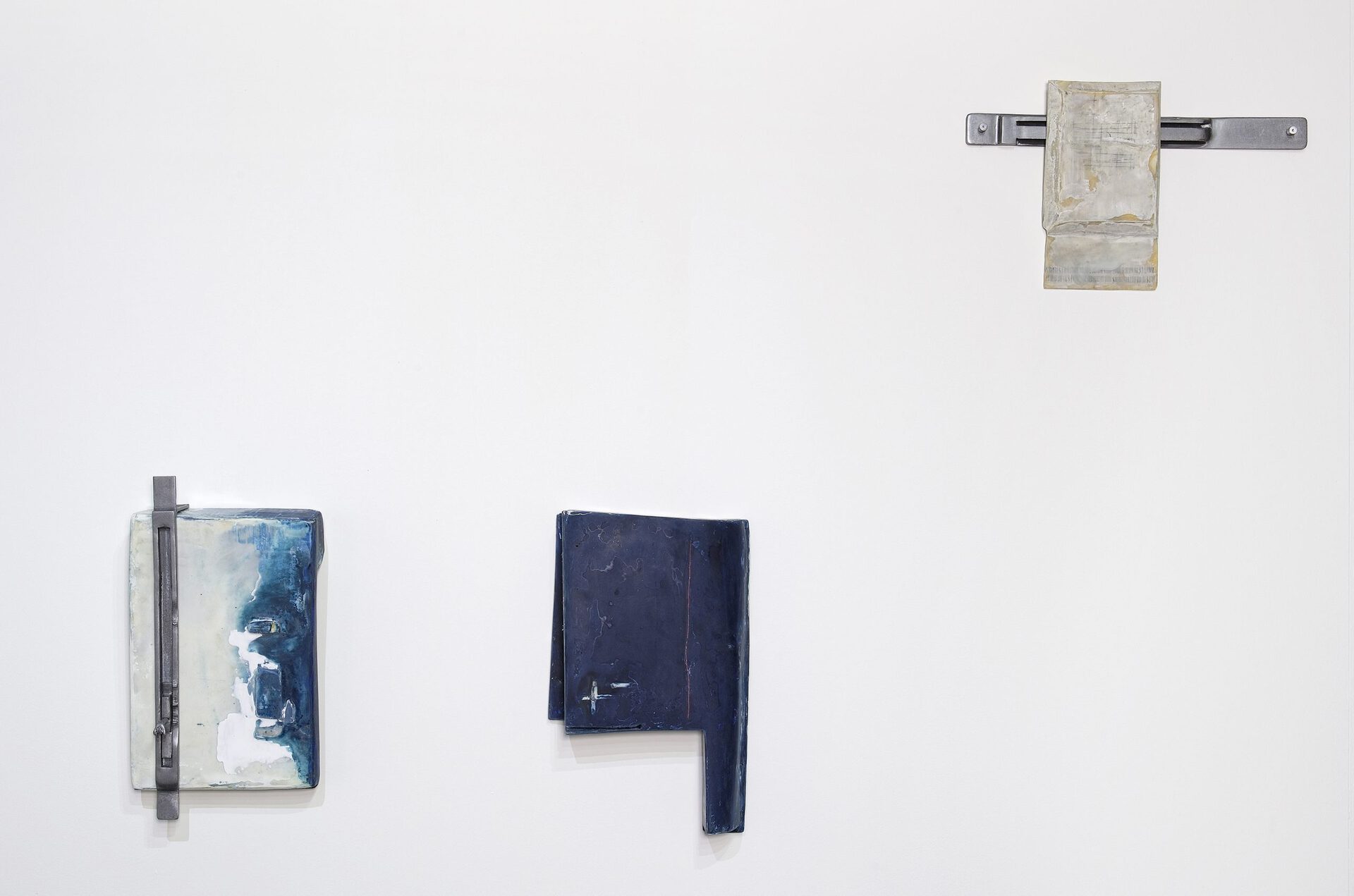 Margot Pietri, all data II, 2020, steel, fiberglass, epoxy resin, finishing paste, paints, pigments, 45 x 54 x 10 cm / nightfall, 2020, fiberglass, epoxy resin, pigments, gouache, 40 x 55 x 10 cm / from the moon to the sun, 2020, steel, fiberglass, epoxy resin, pigments, colored pencils, 54 x 39 x 4 cm