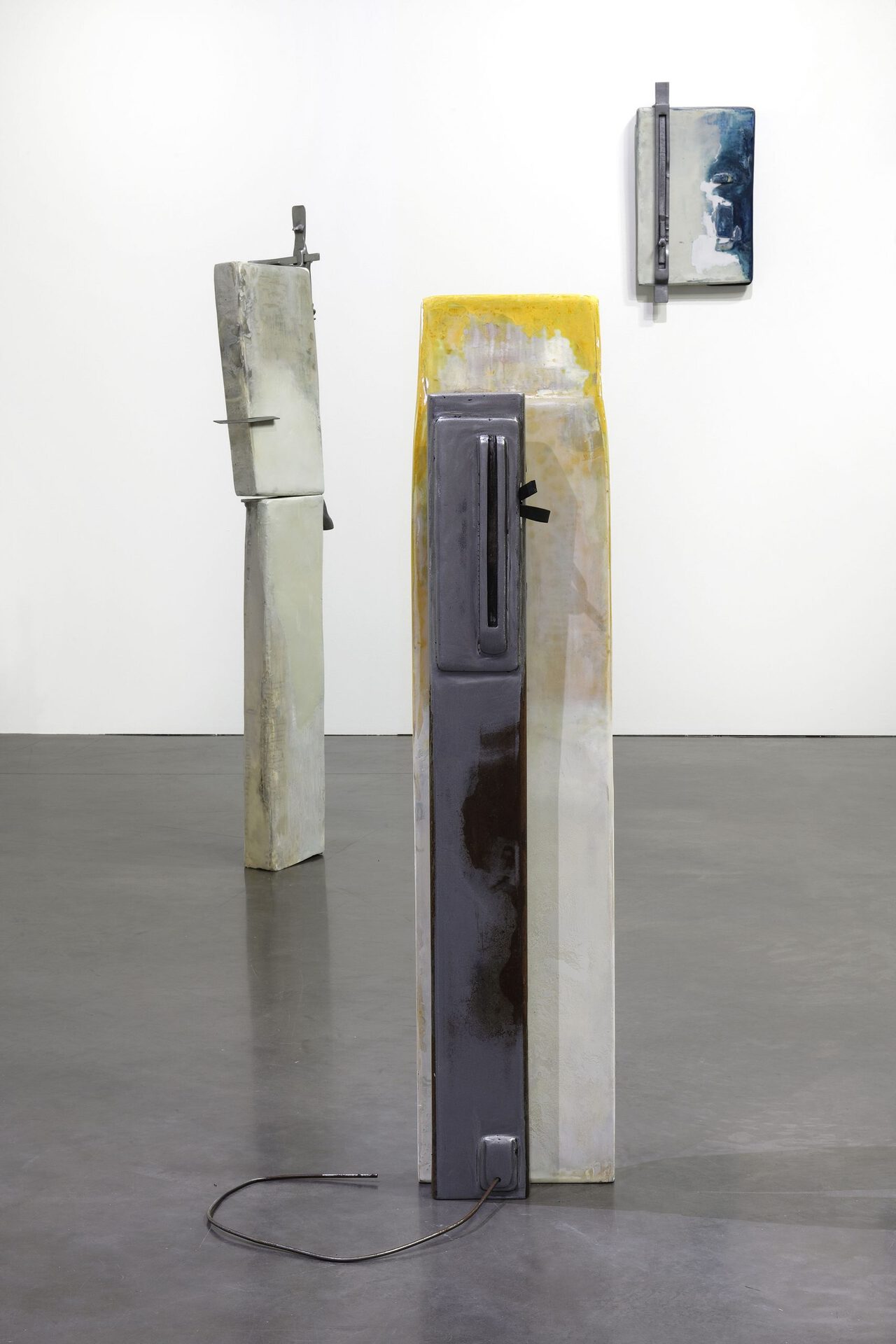 Margot Pietri, 0 notifs, 2020, plywood, resin, steel, pigments, paints, rubber, 48,5 x 113 x 18 cm / forget to update, 2020, steel, fiber glass, epoxy resin, pigments, paint, colored pencils 20,5 x 143 x 10 cm / all data II, 2020, steel, epoxy resin, fiberglass, finishing paste, paint, pigments, 45 x 54 x 10 cm