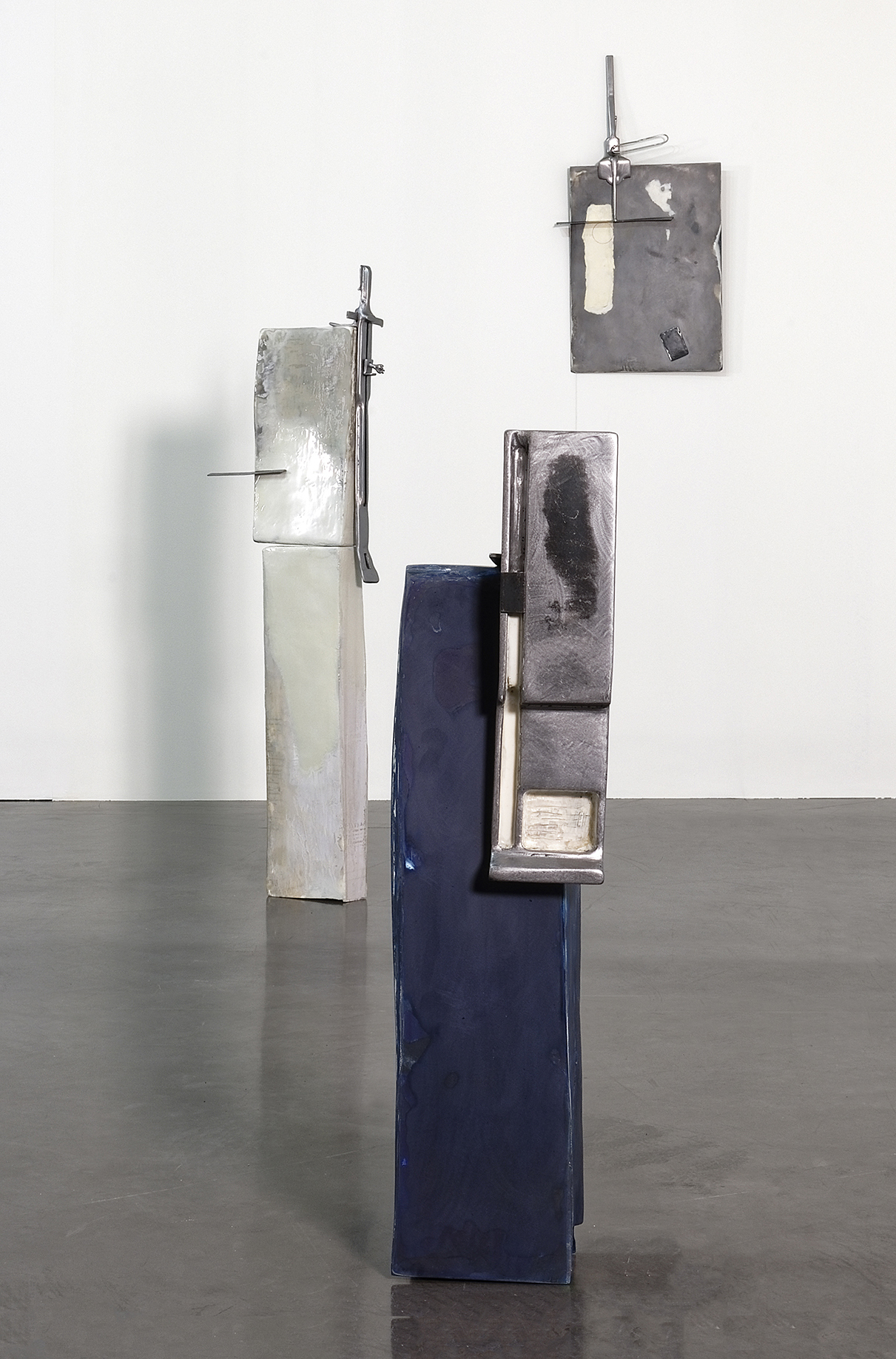 Margot Pietri, derives from coordination, 2020, steel, epoxy resin, fiberglass, pigments, paints, colored pencils 25 x 85.5 x 29 cm / forget to update, 2020, steel, fiber glass, epoxy resin, pigments, paint, colored pencils 20,5 x 143 x 10 cm / after the rain, 2019, steel, fiberglass, epoxy resin, plaster, paints, colored pencils, 80 x 41 cm