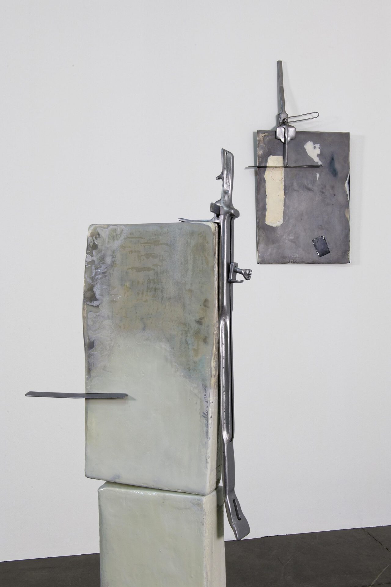 Margot Pietri, forget to update, 2020, steel, fiber glass, epoxy resin, pigments, paint, colored pencils 20,5 x 143 x 10 cm / after the rain, 2019, steel, fiberglass, epoxy resin, plaster, paints, colored pencils, 80 x 41 cm
