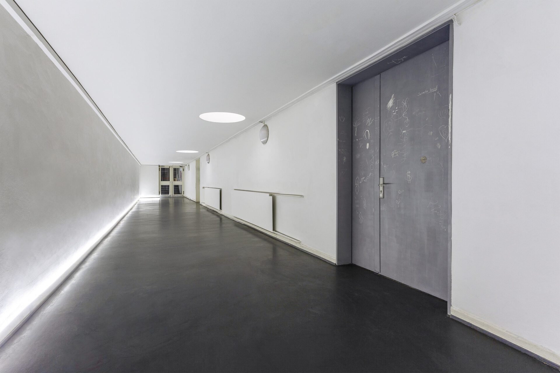 Belia Brückner & Merle Dammhayn, Luck-Up, 2021, 50 m light tube (view hall way), variable dimension