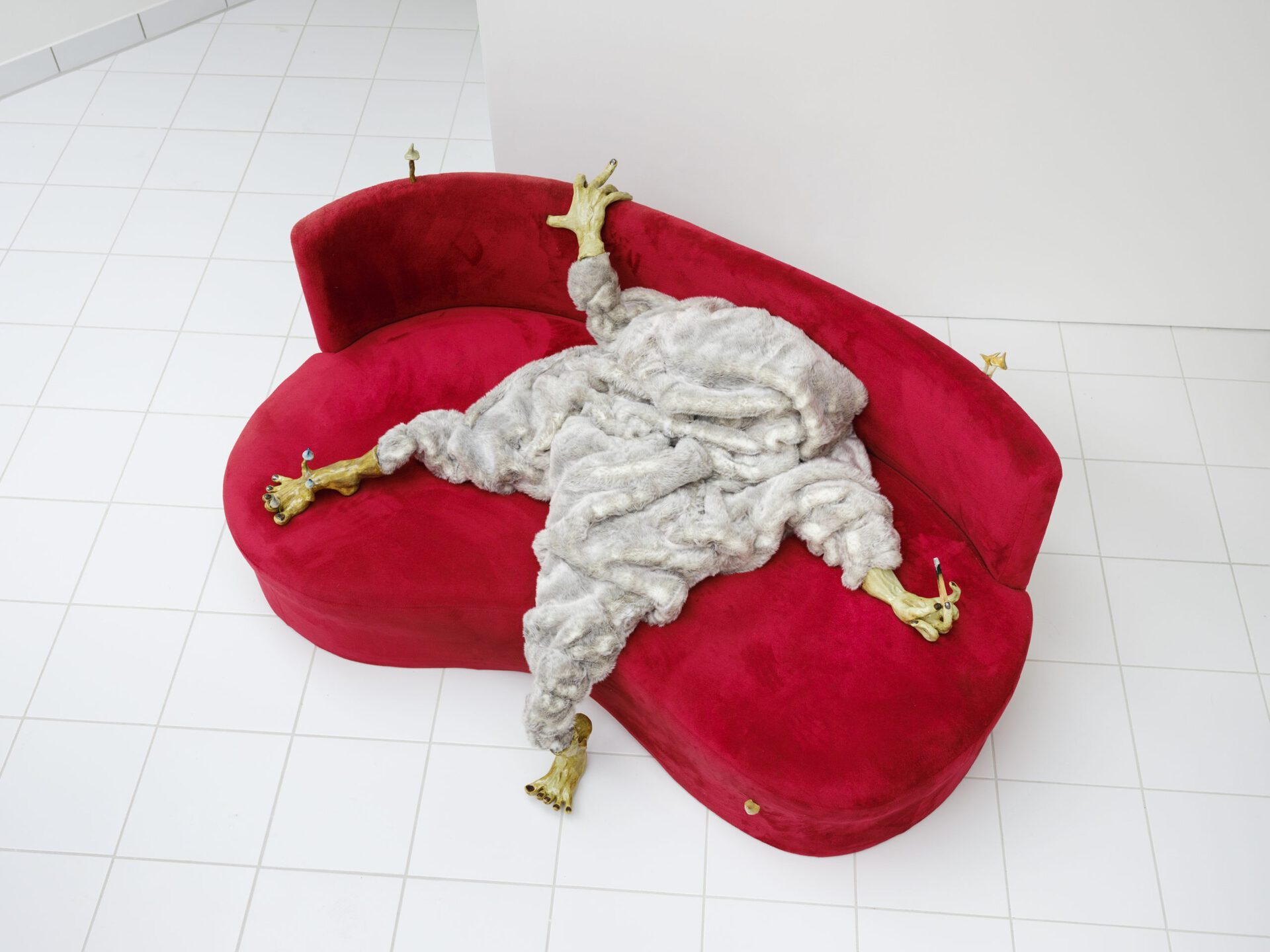 Maya Hottarek, Waiting on Aquarius, 2021, glazed ceramic, couch synthetic fur, variable dimensions