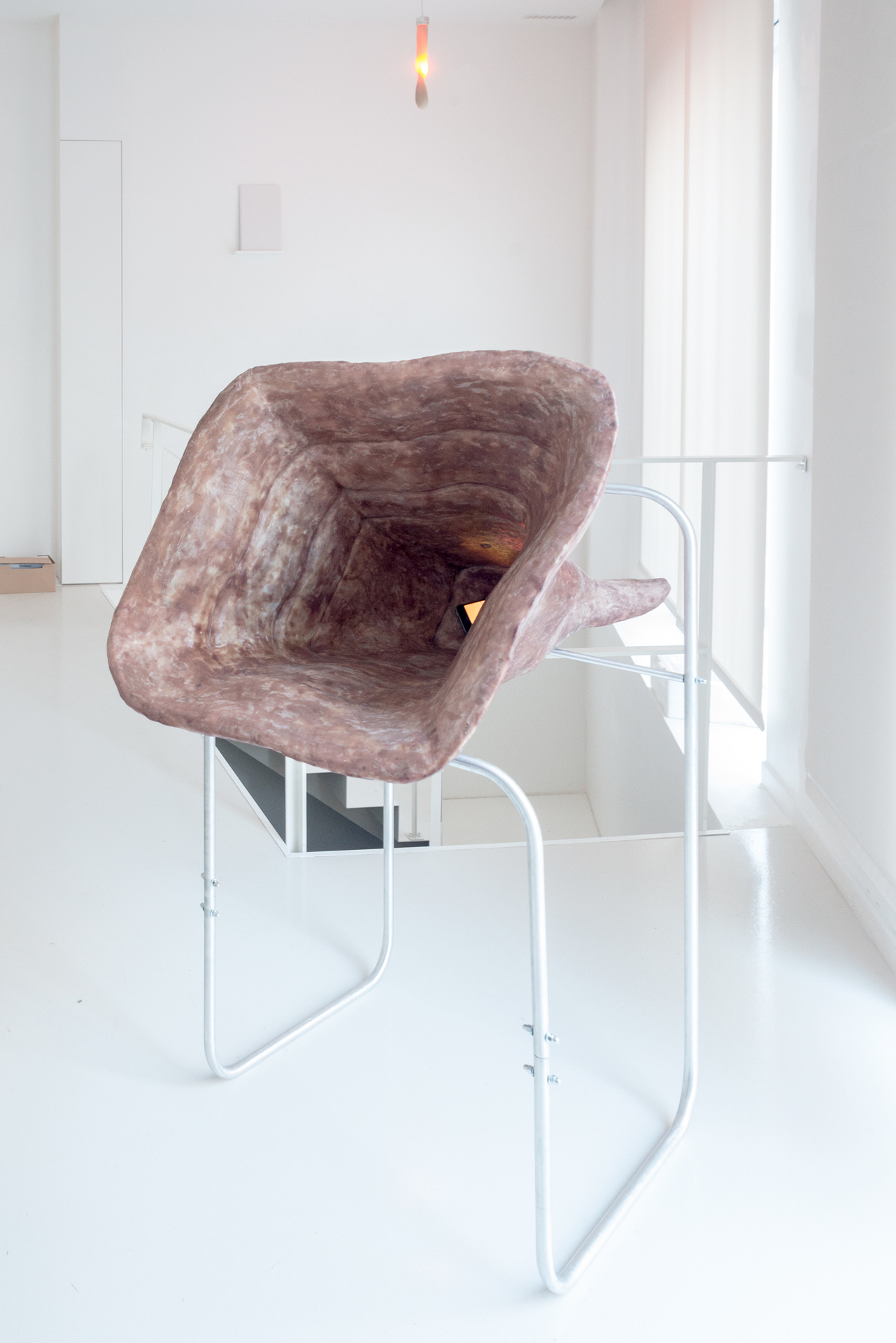 Laura Gozlan, Gorged in colors of hurt, 2021. Foam, jesmonite, wax, aluminium tube, hd video, 16 :9, color, stéréo sound, loop 10 min